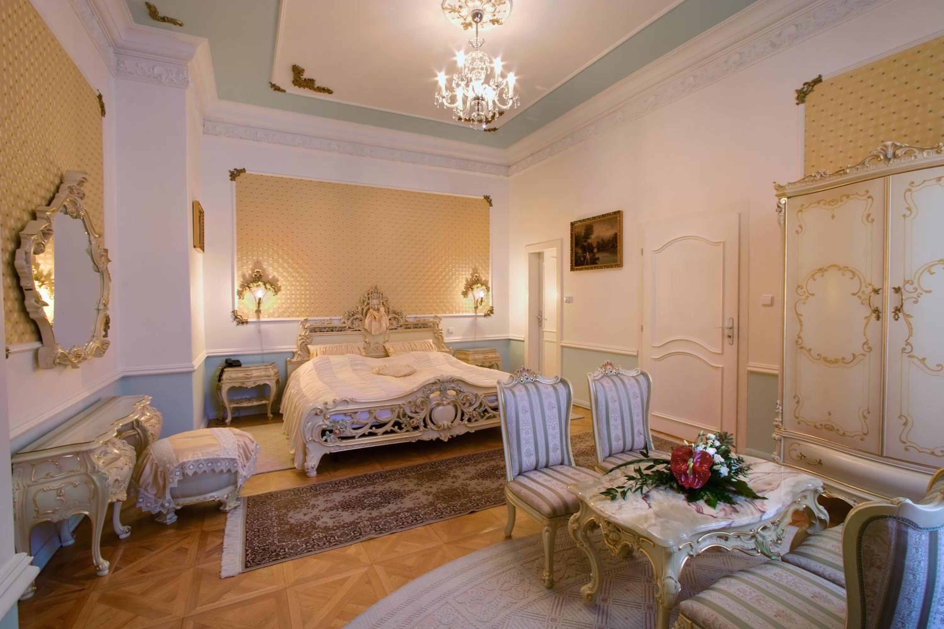 Suite - Photo 1