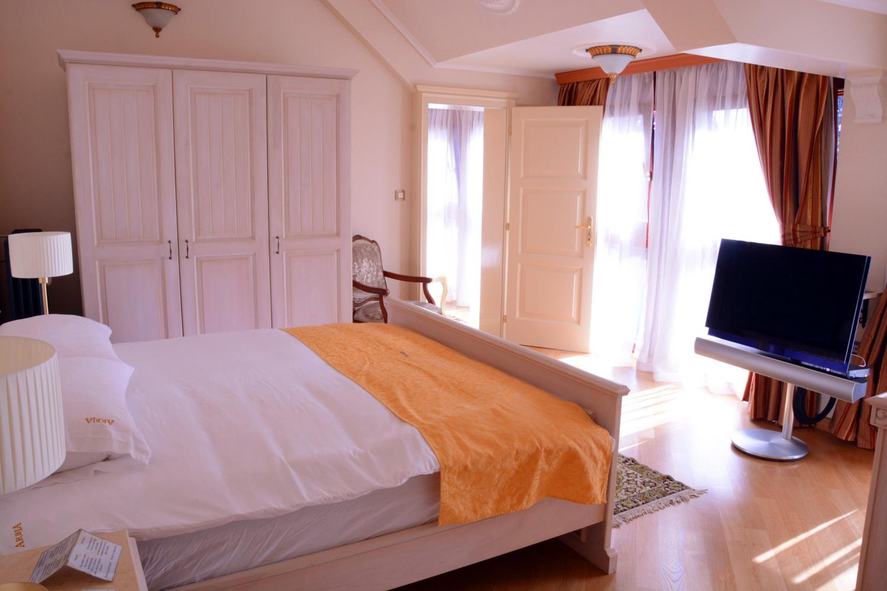 Premium Family Room photo 1