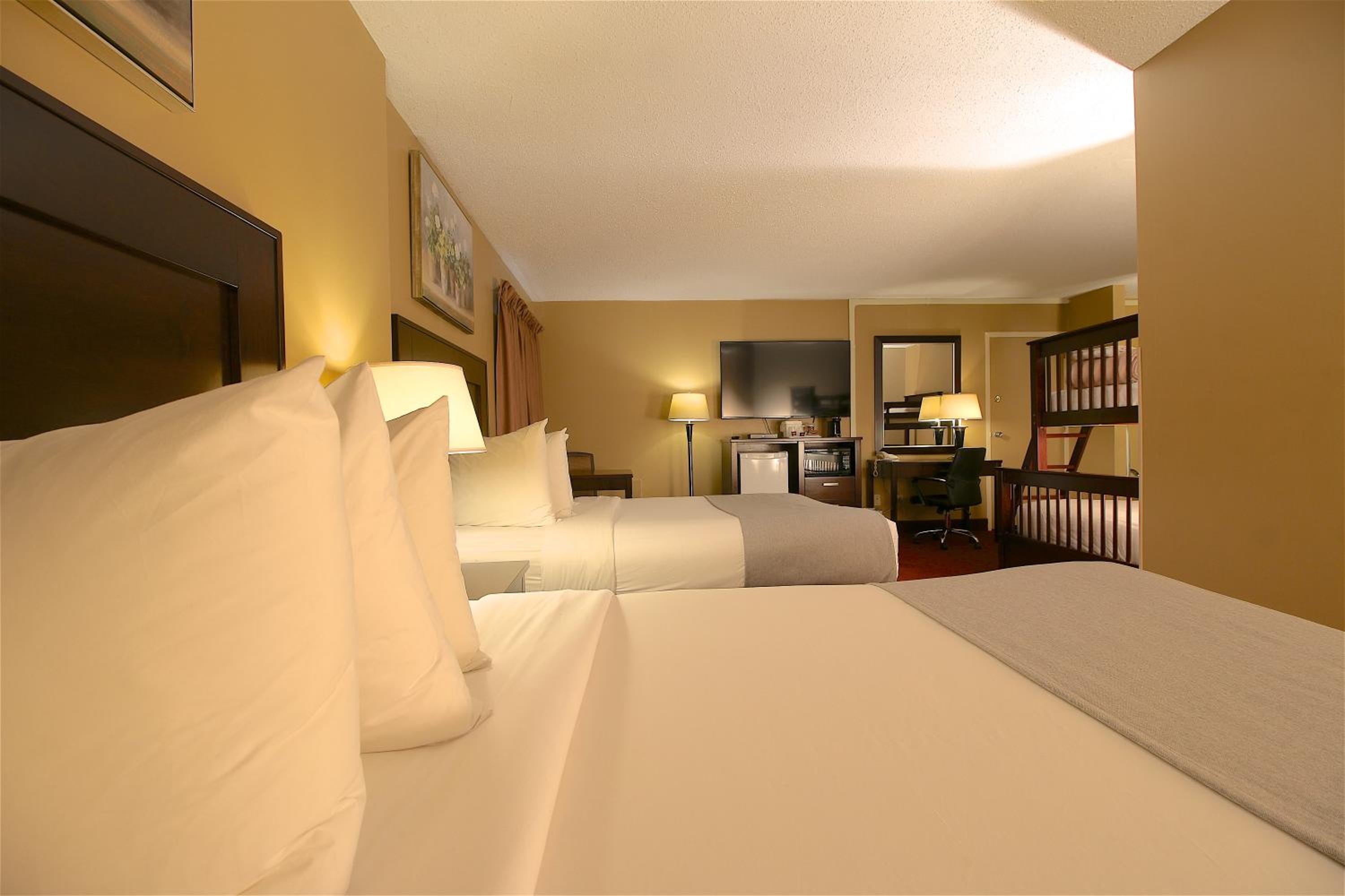 Queen Suite with Two Queen Beds and Bunk Beds - Non-Smoking