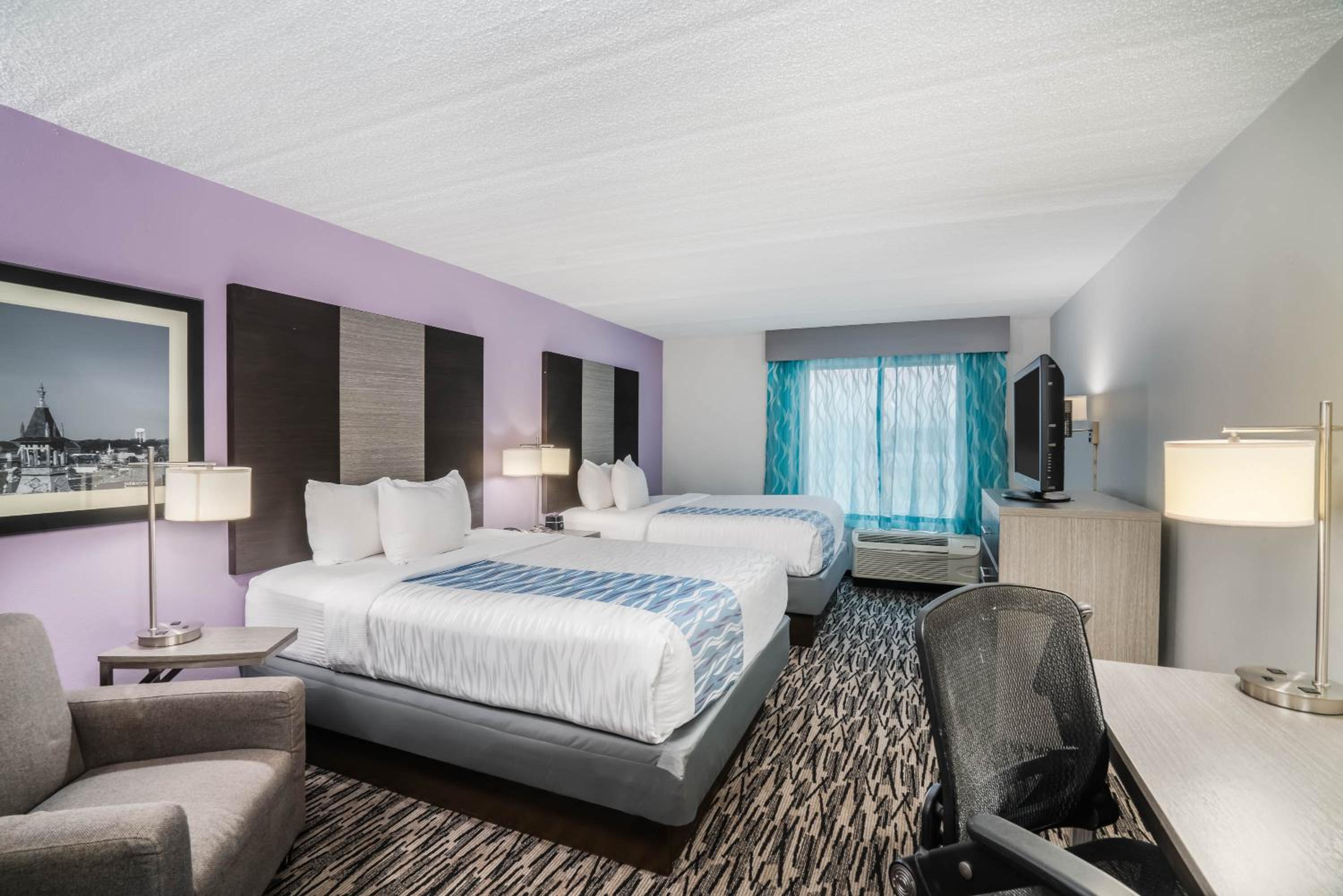 Queen Room with Two Queen Beds - Non-Smoking - Photo 5