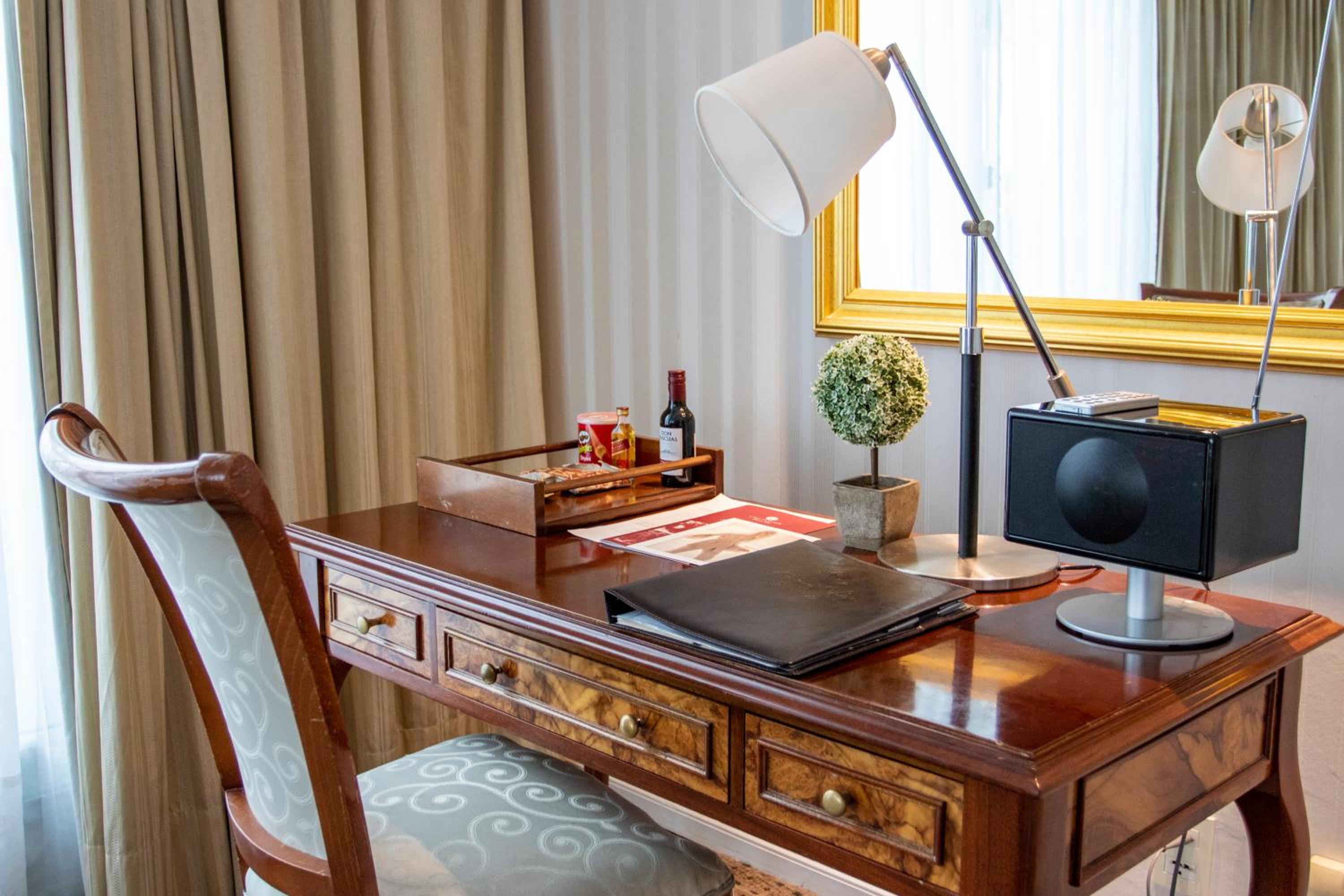 Corner Suite - Photo 4