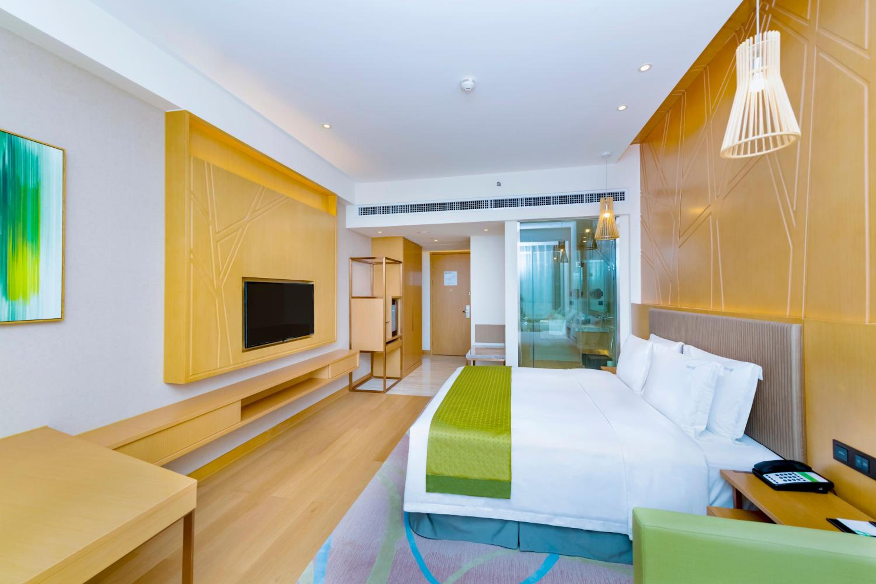 Standard King Room with Lake View - Photo 2