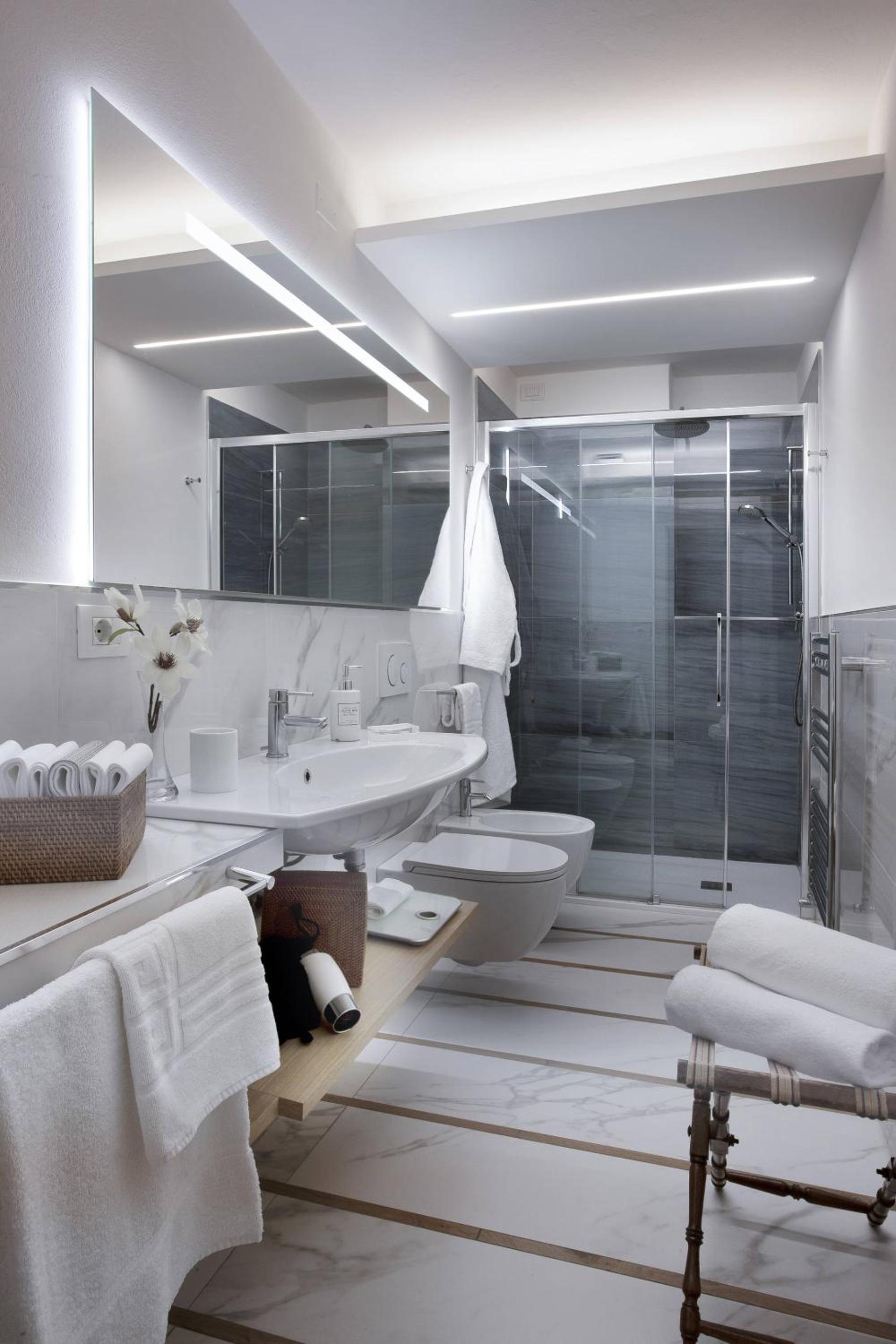 Classic Double or Twin Room - Photo 7