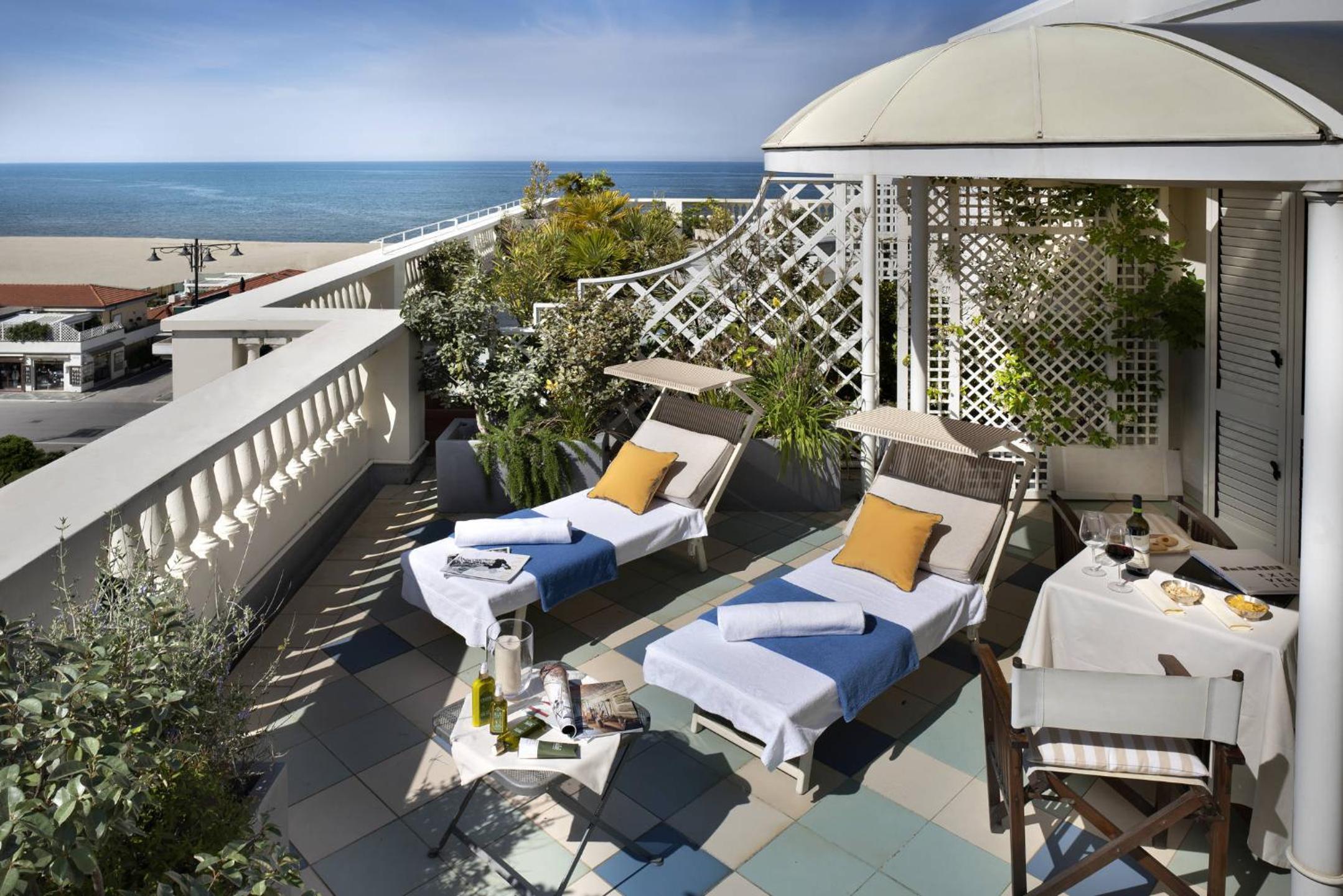 Deluxe Double or Twin Room with Side Sea View