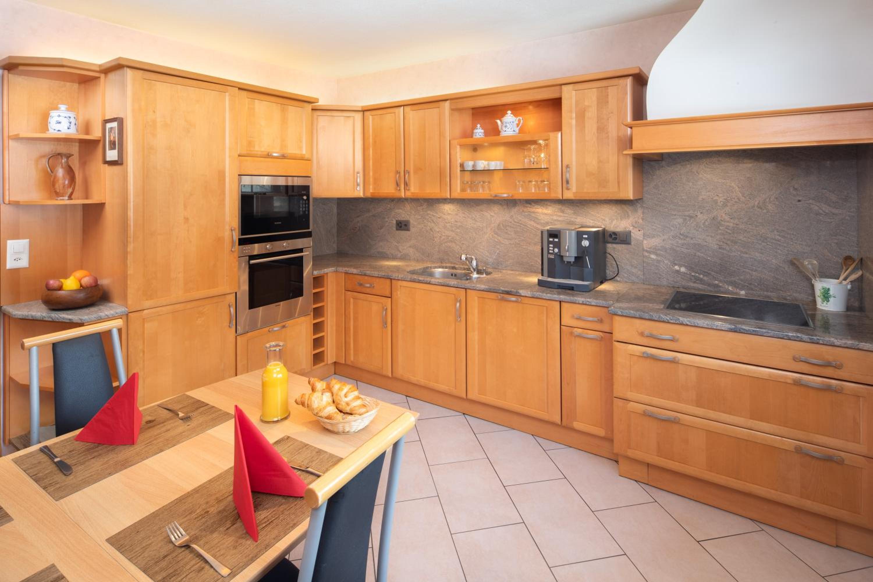 Apartment with Mountain View - Photo 7
