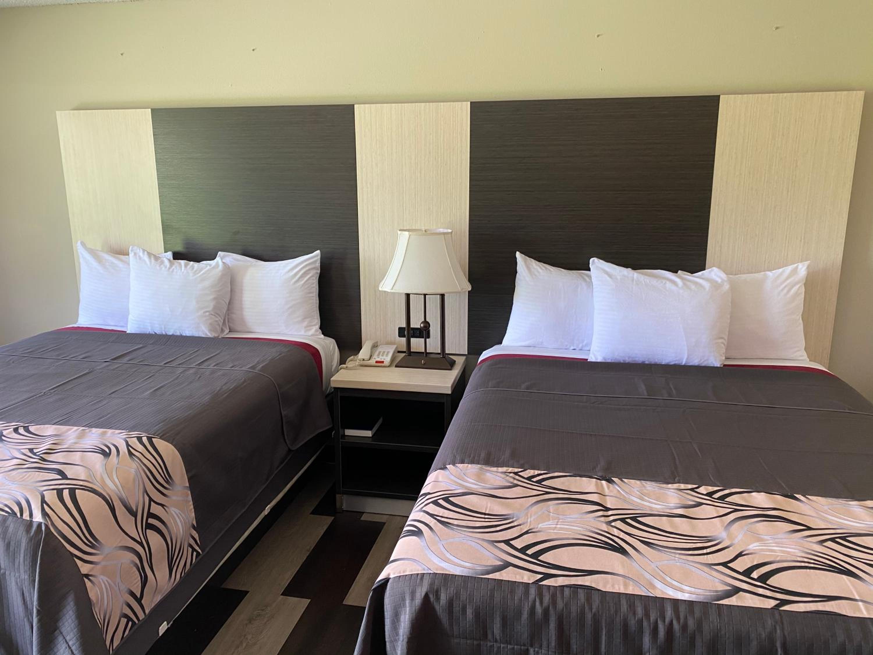 Queen Room with Two Queen Beds - Non-Smoking - Photo 1