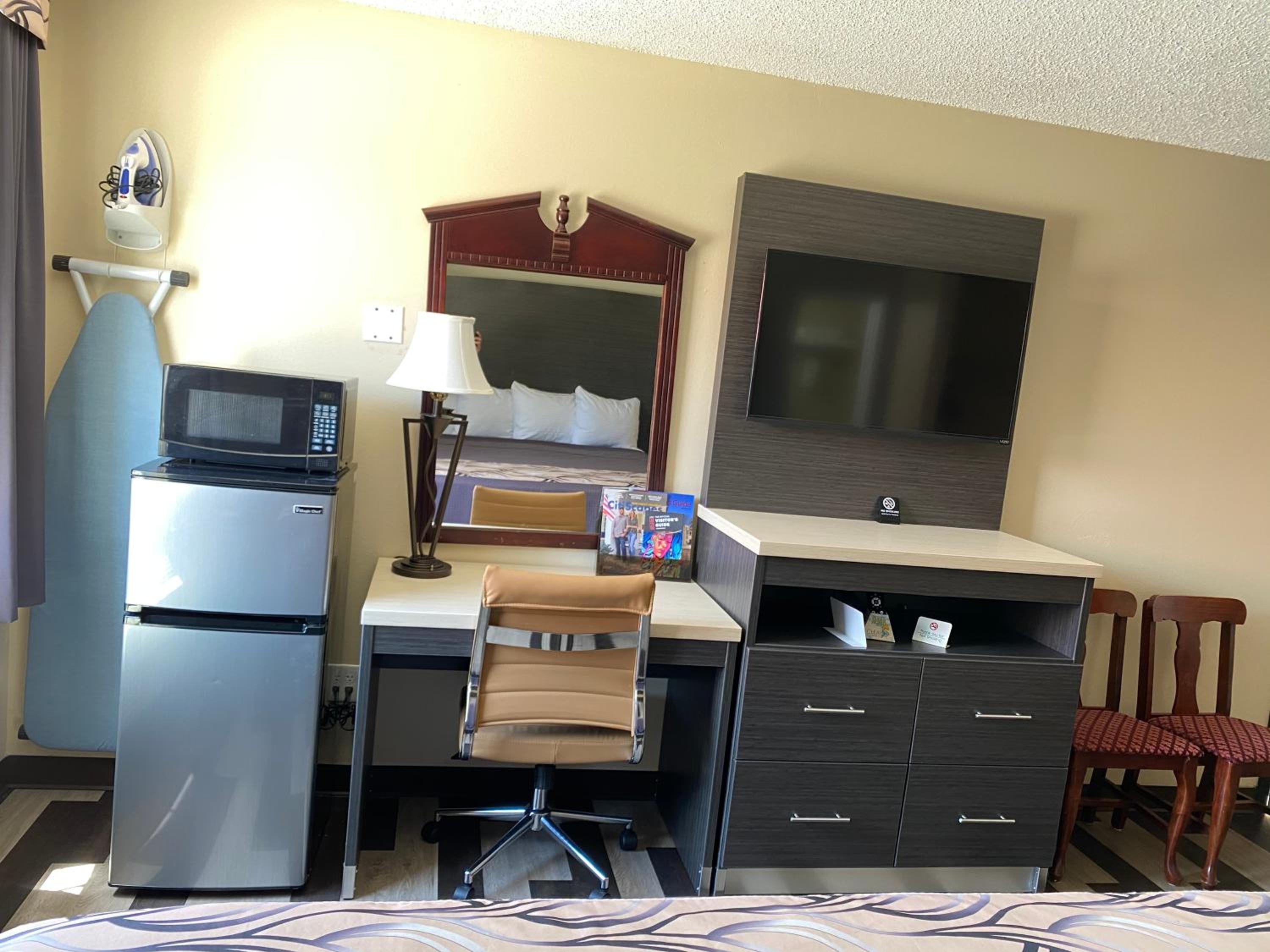 King Room - Non-Smoking - Photo 7