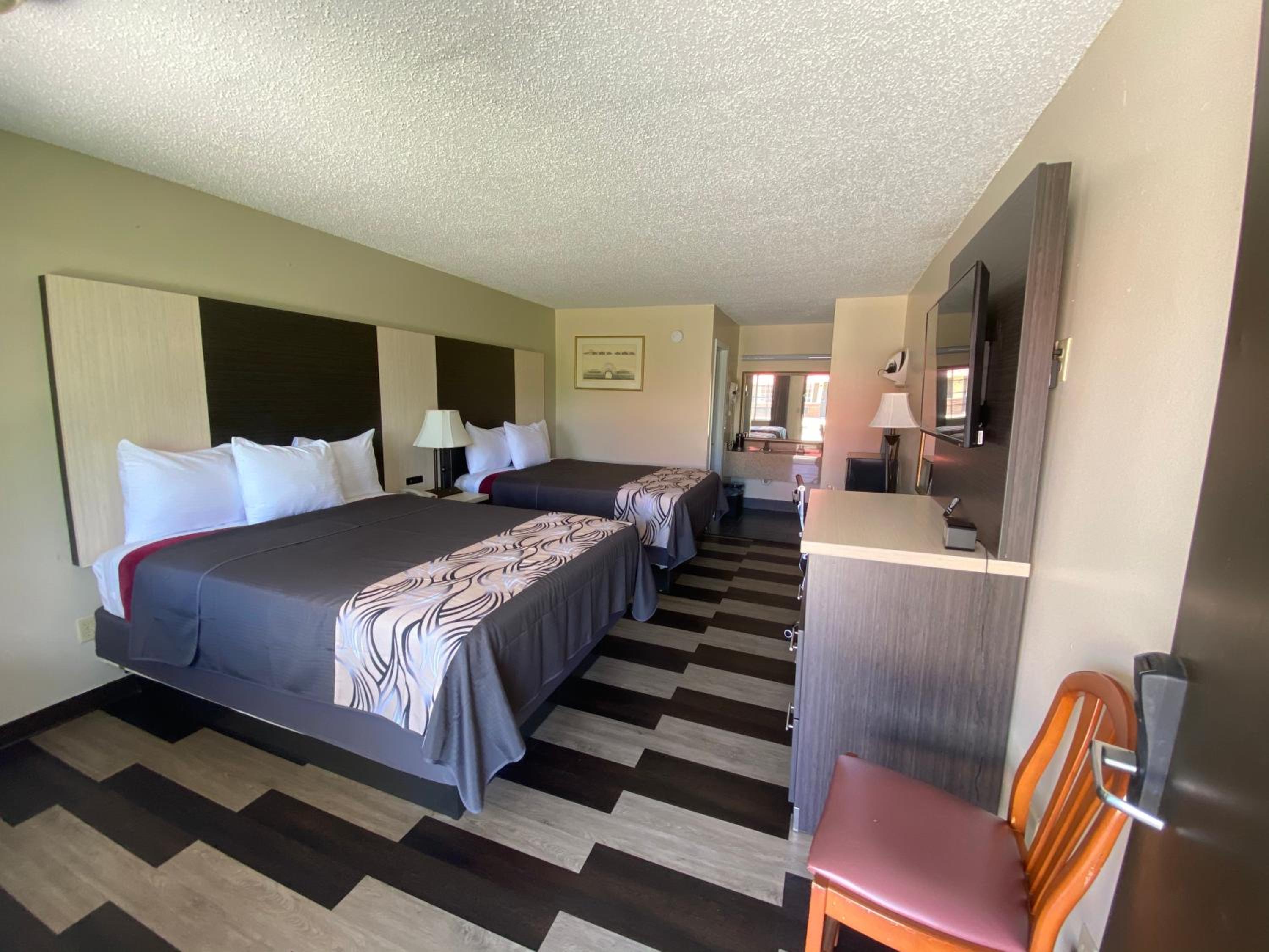 Queen Room with Two Queen Beds - Non-Smoking - Photo 6