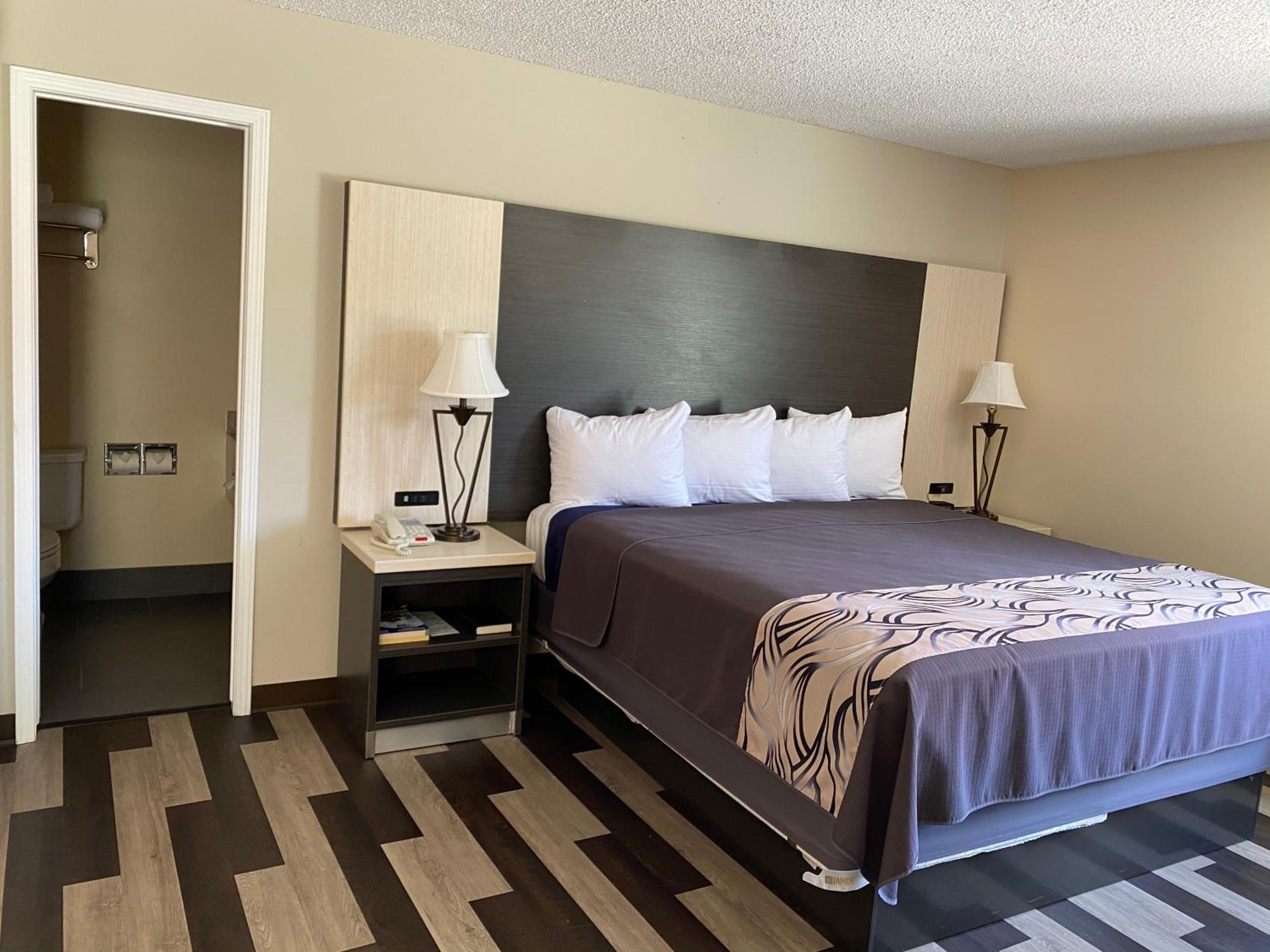 King Room - Non-Smoking - Photo 2