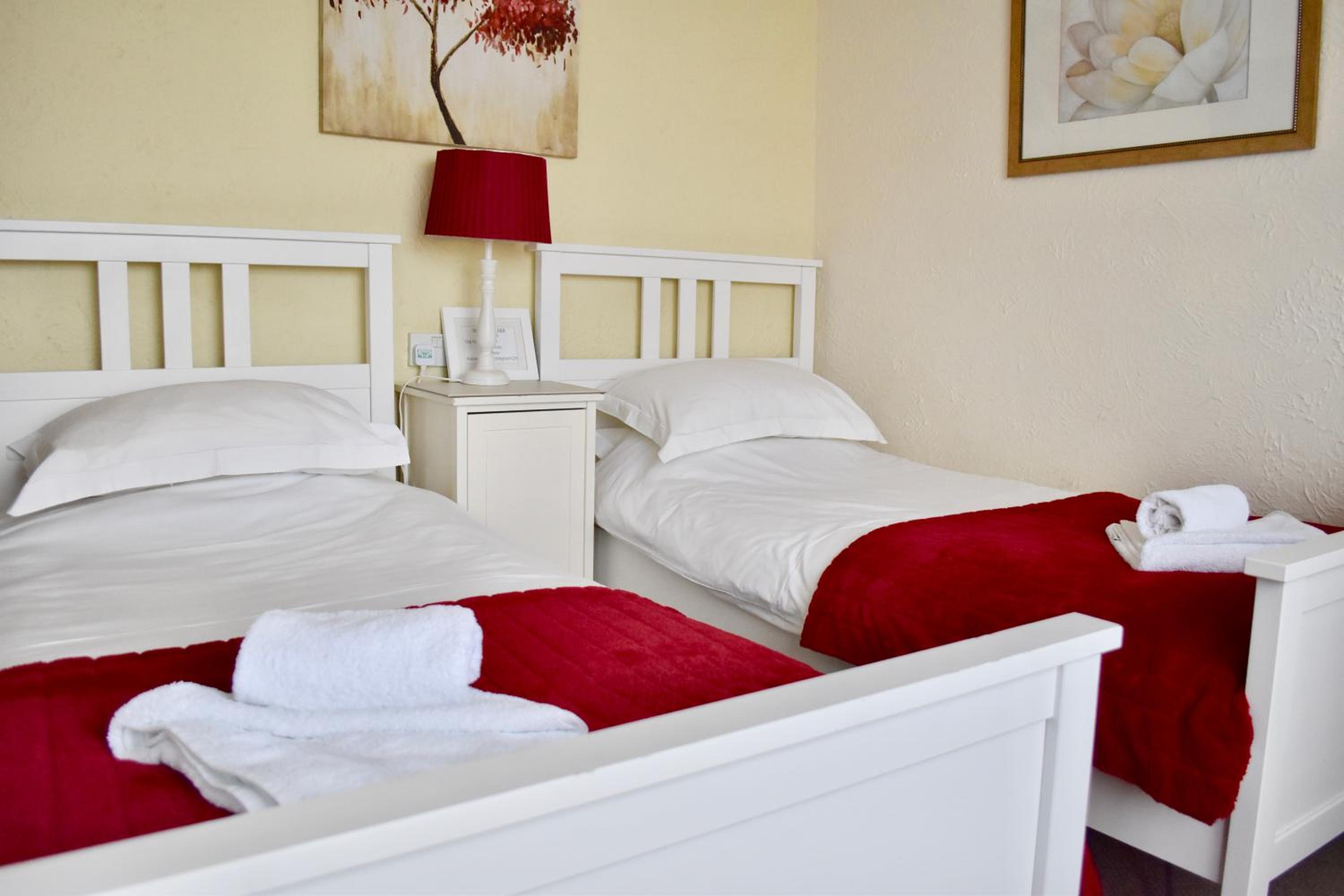 Standard Twin Room with Shared Bathroom photo 1