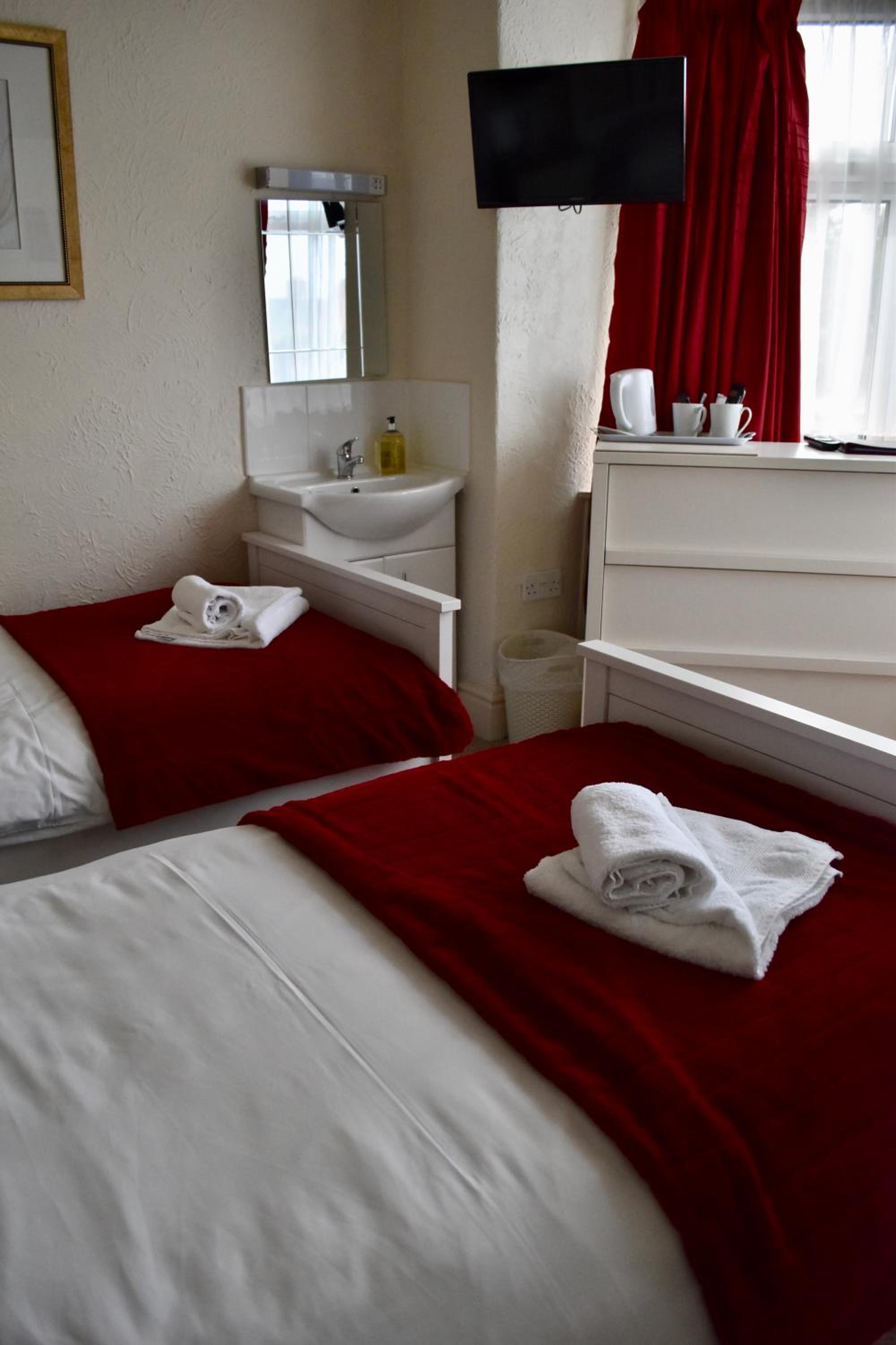 Standard Twin Room with Shared Bathroom photo 2