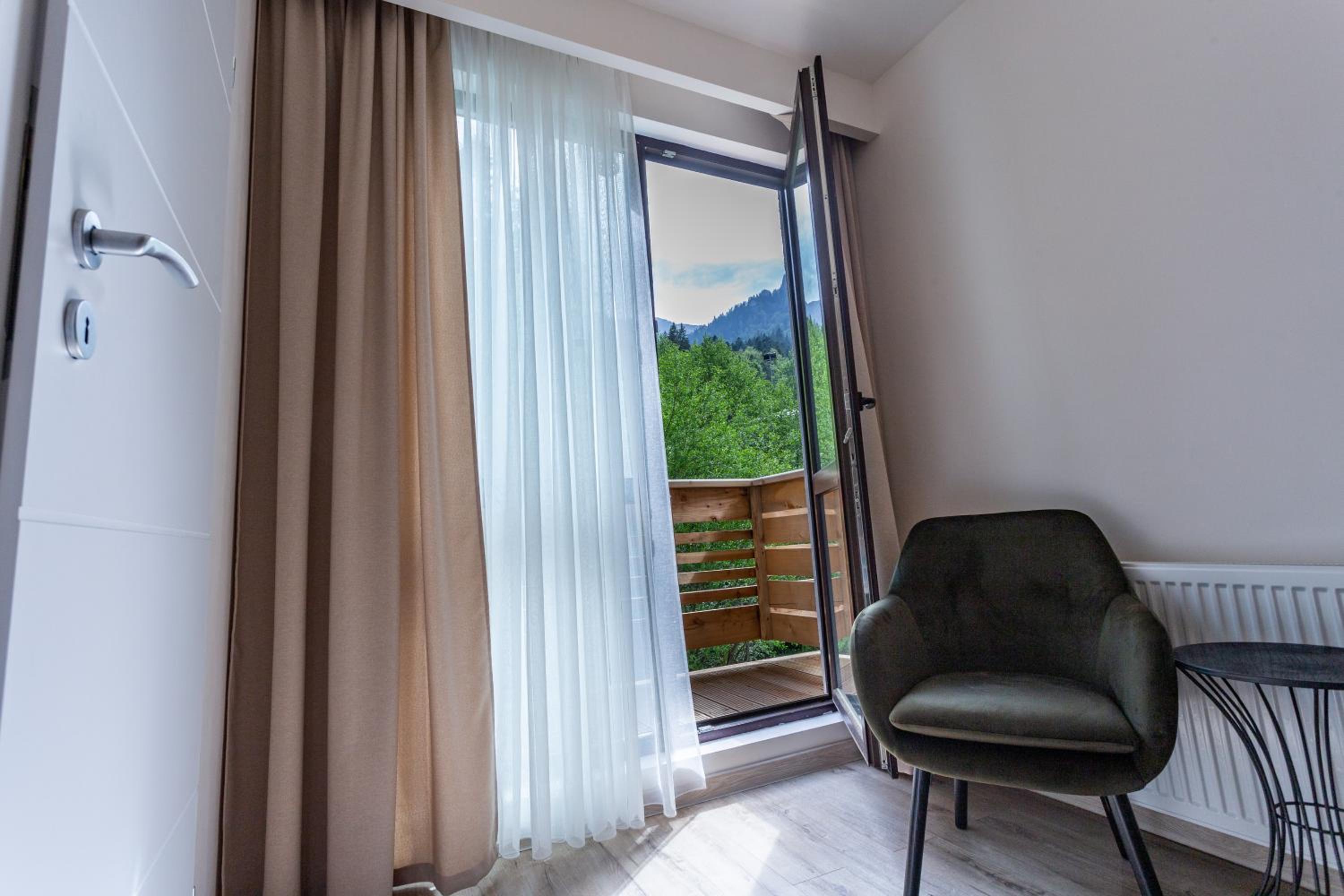 Queen Room with Balcony photo 2