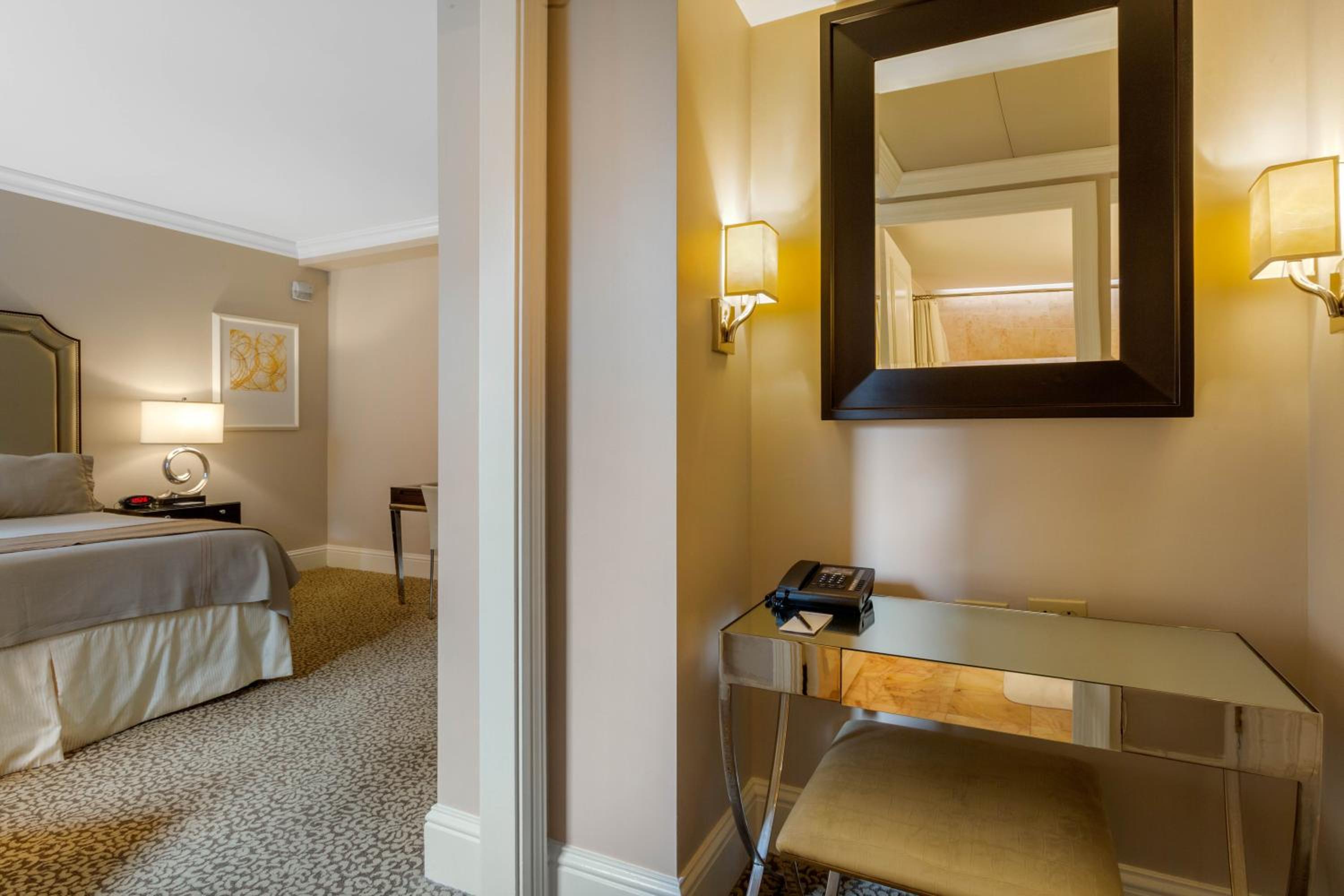 King Suite thumbnail 6