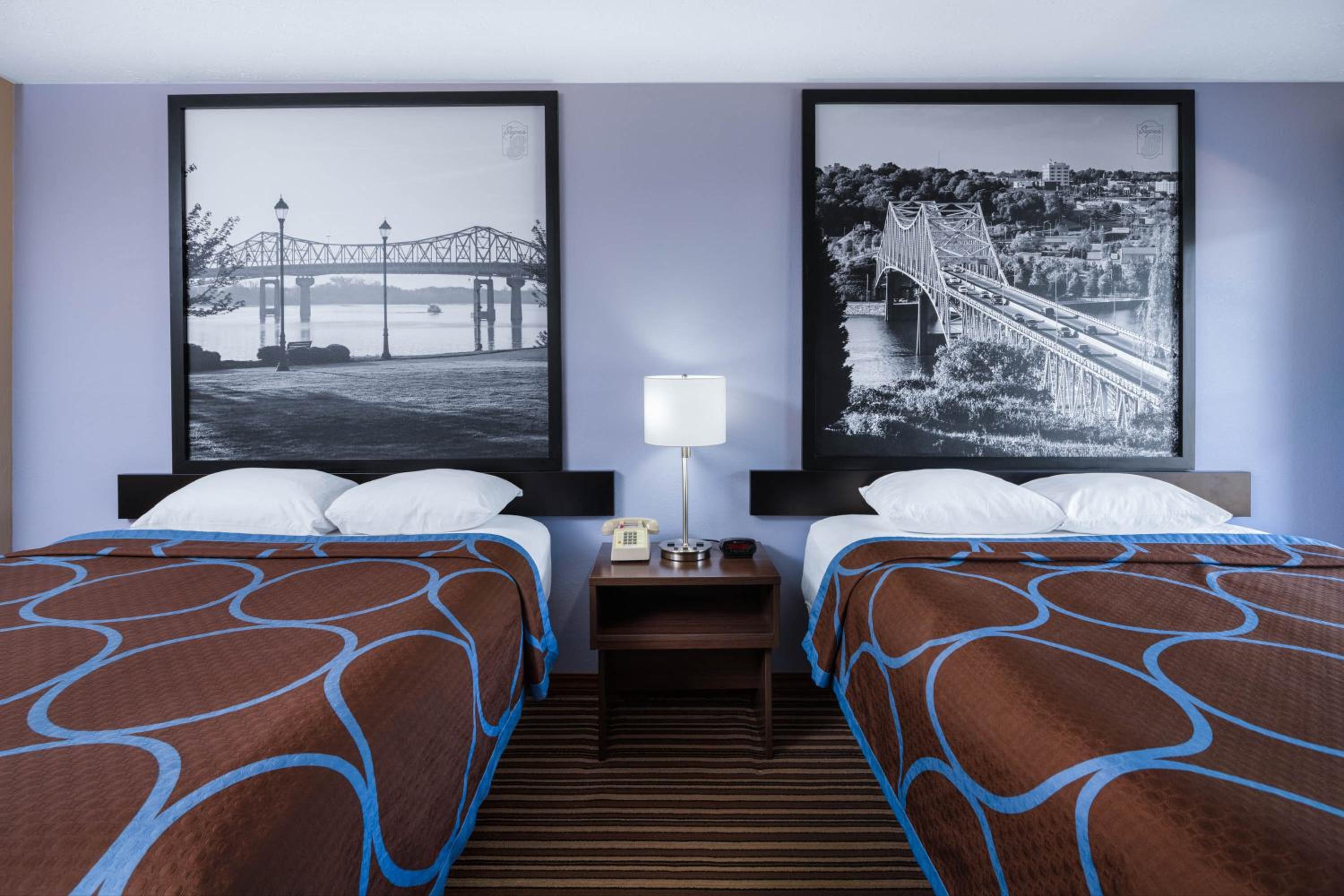 Queen Room with Two Queen Beds - Non-Smoking photo 3
