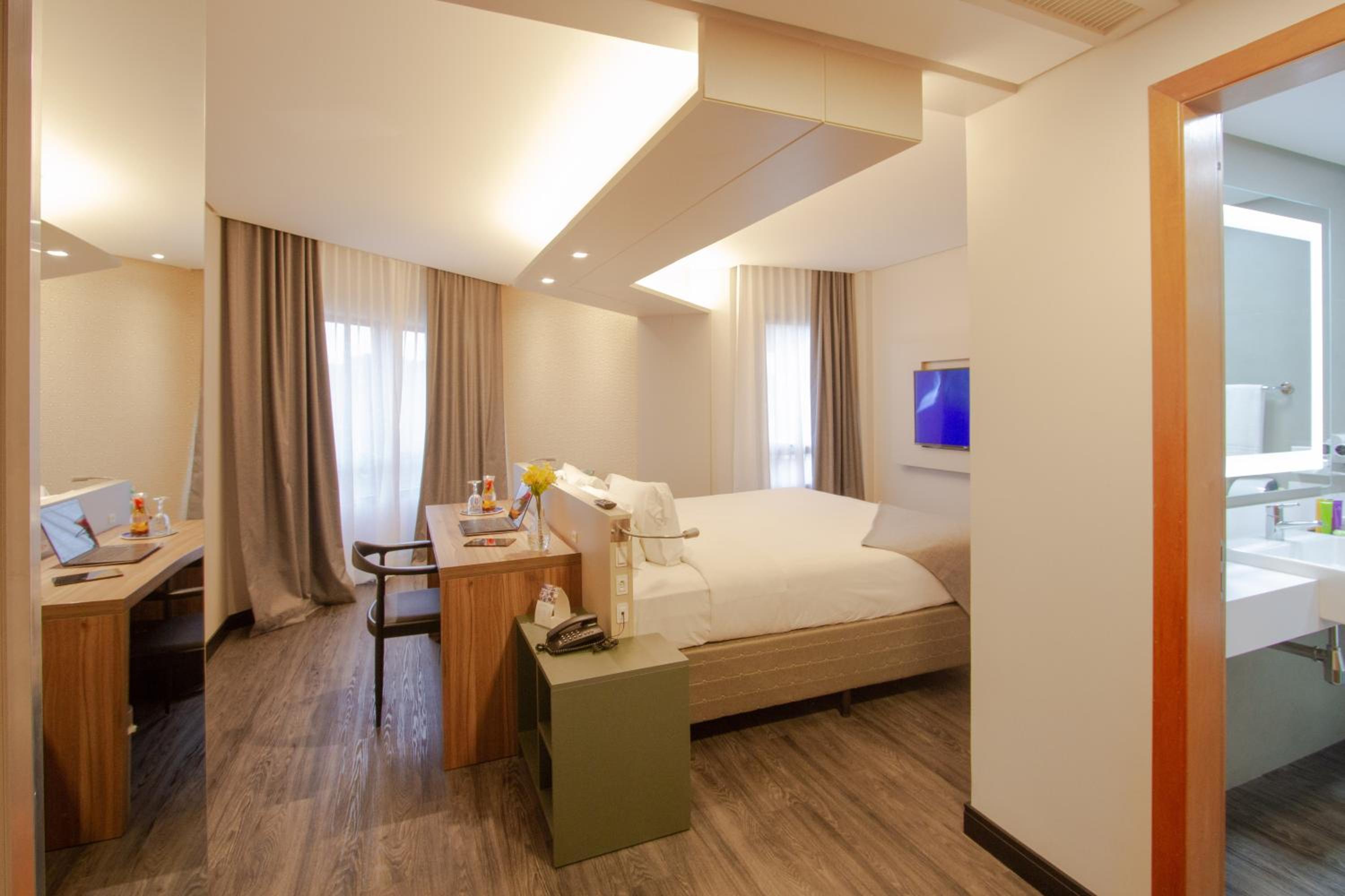 Deluxe King Suite - Photo 8