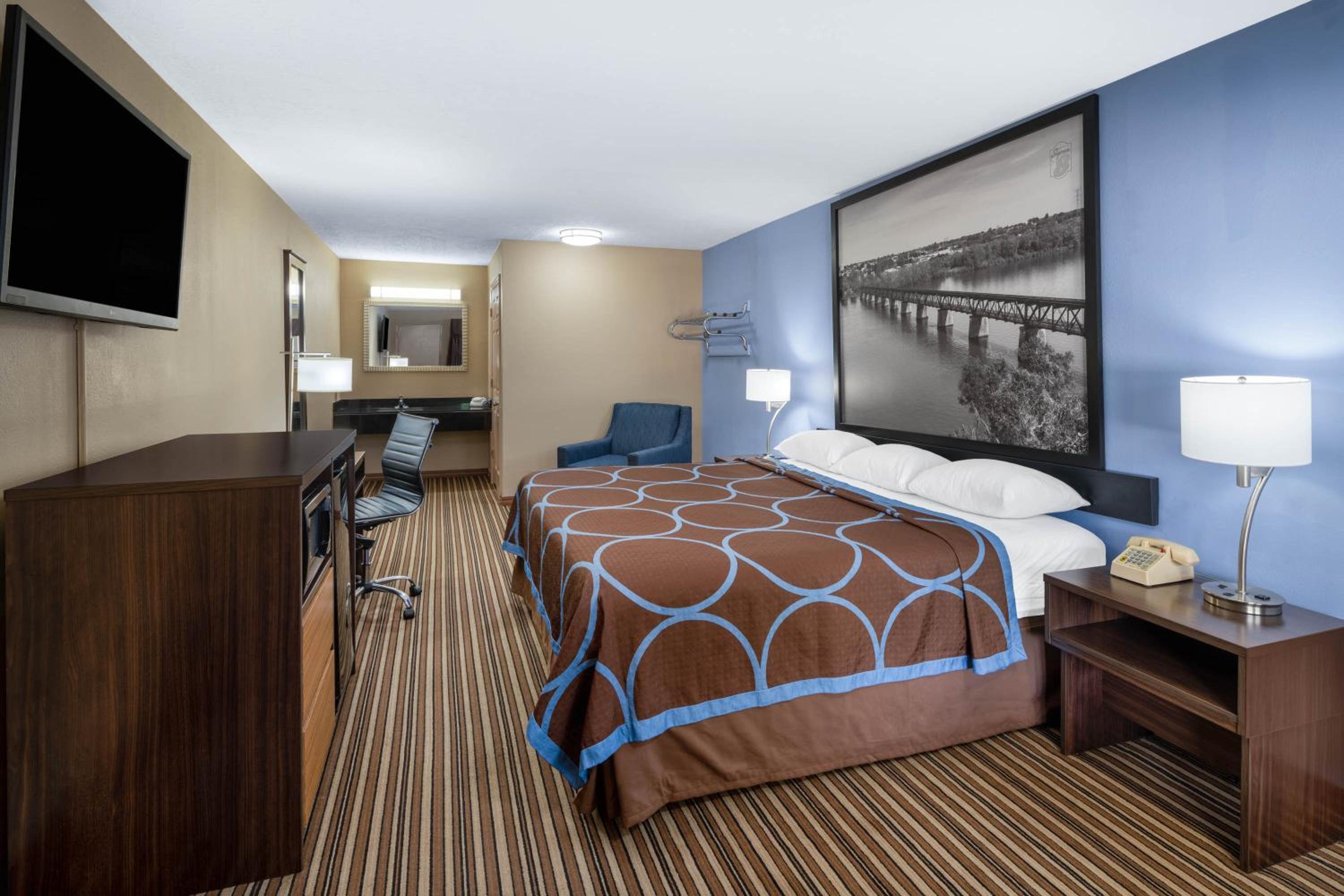 King Room with Mobility Access and Grab Bars - Non-Smoking photo 3