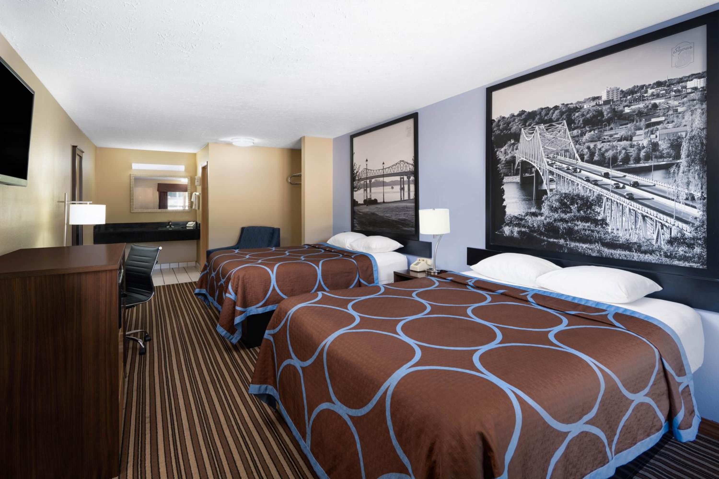 Queen Room with Two Queen Beds - Non-Smoking photo 1