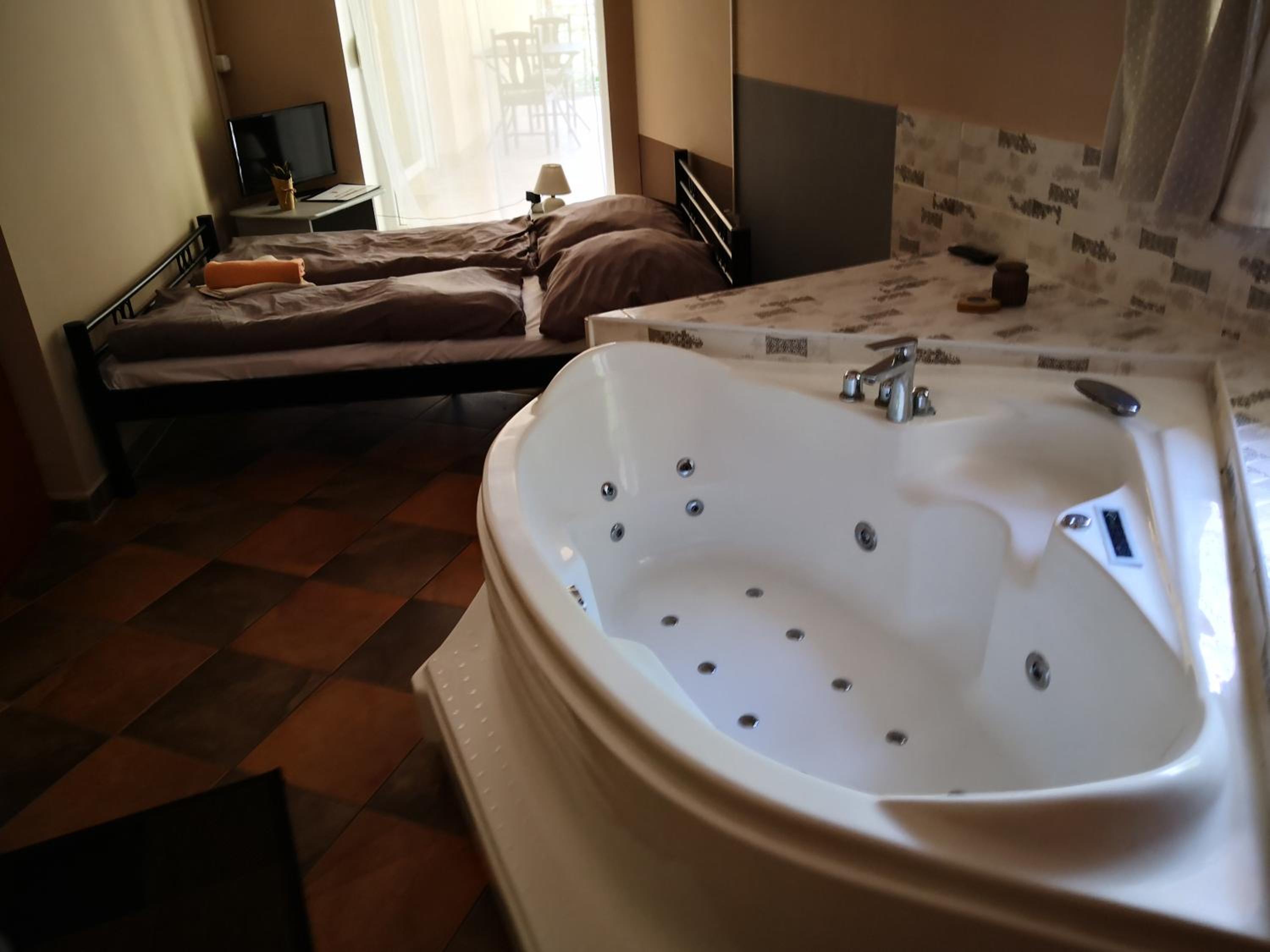 Queen Room with Spa Bath photo 1