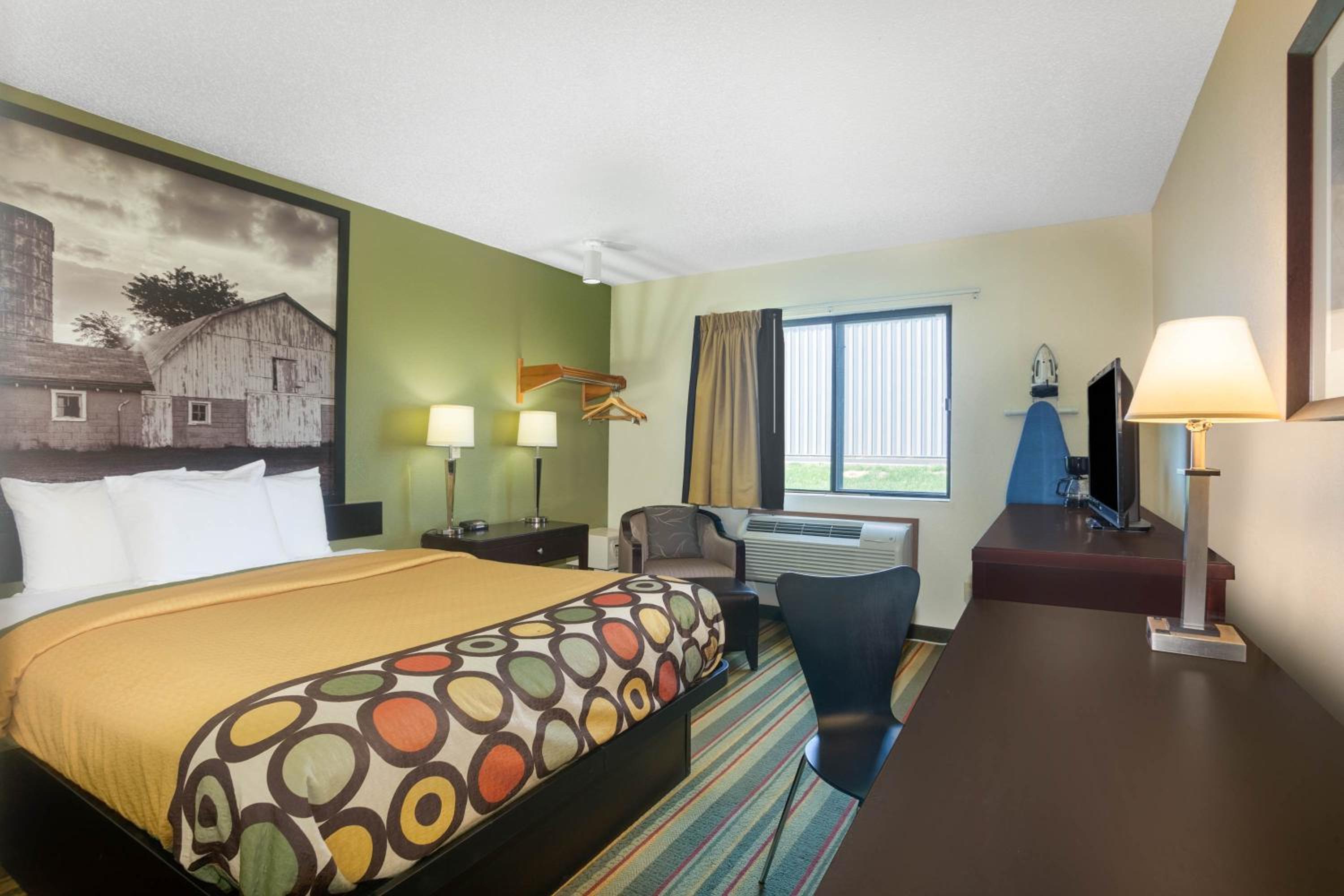 Deluxe King Room - Non-Smoking - Photo 1