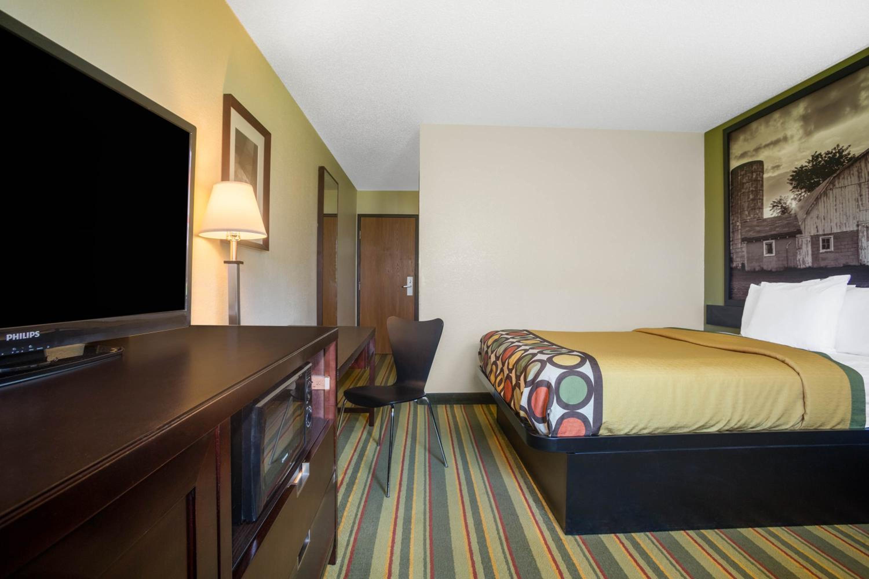 Deluxe King Room - Non-Smoking - Photo 3