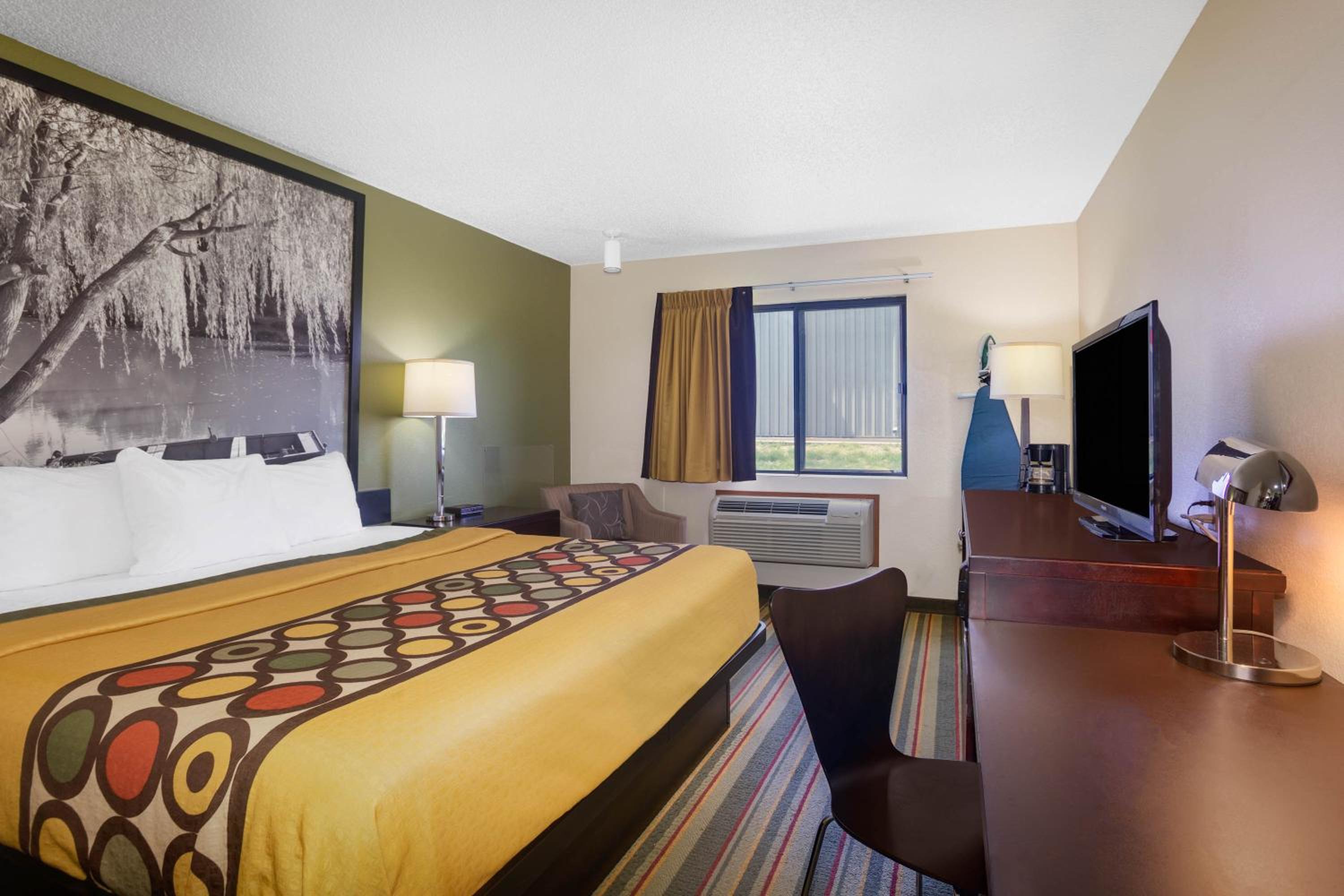 Deluxe King Room - Non-Smoking - Photo 4
