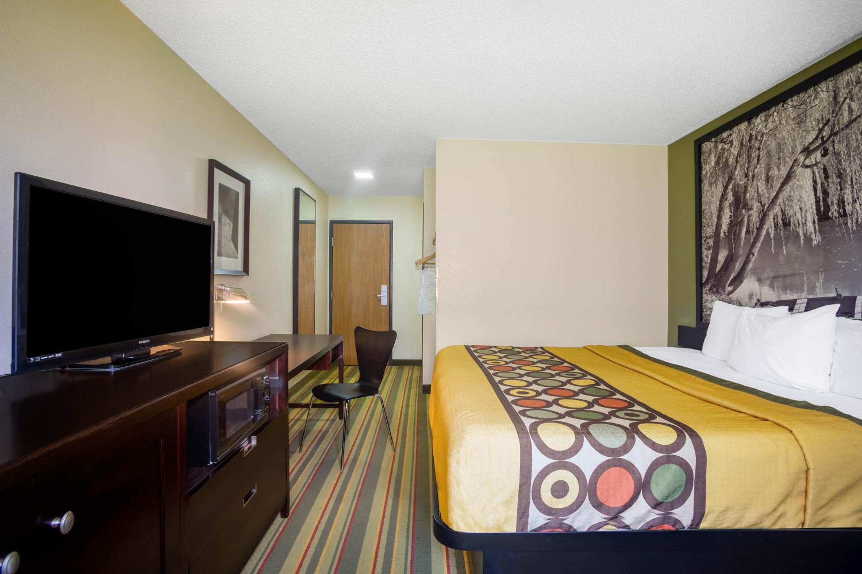 Deluxe King Room - Non-Smoking - Photo 5