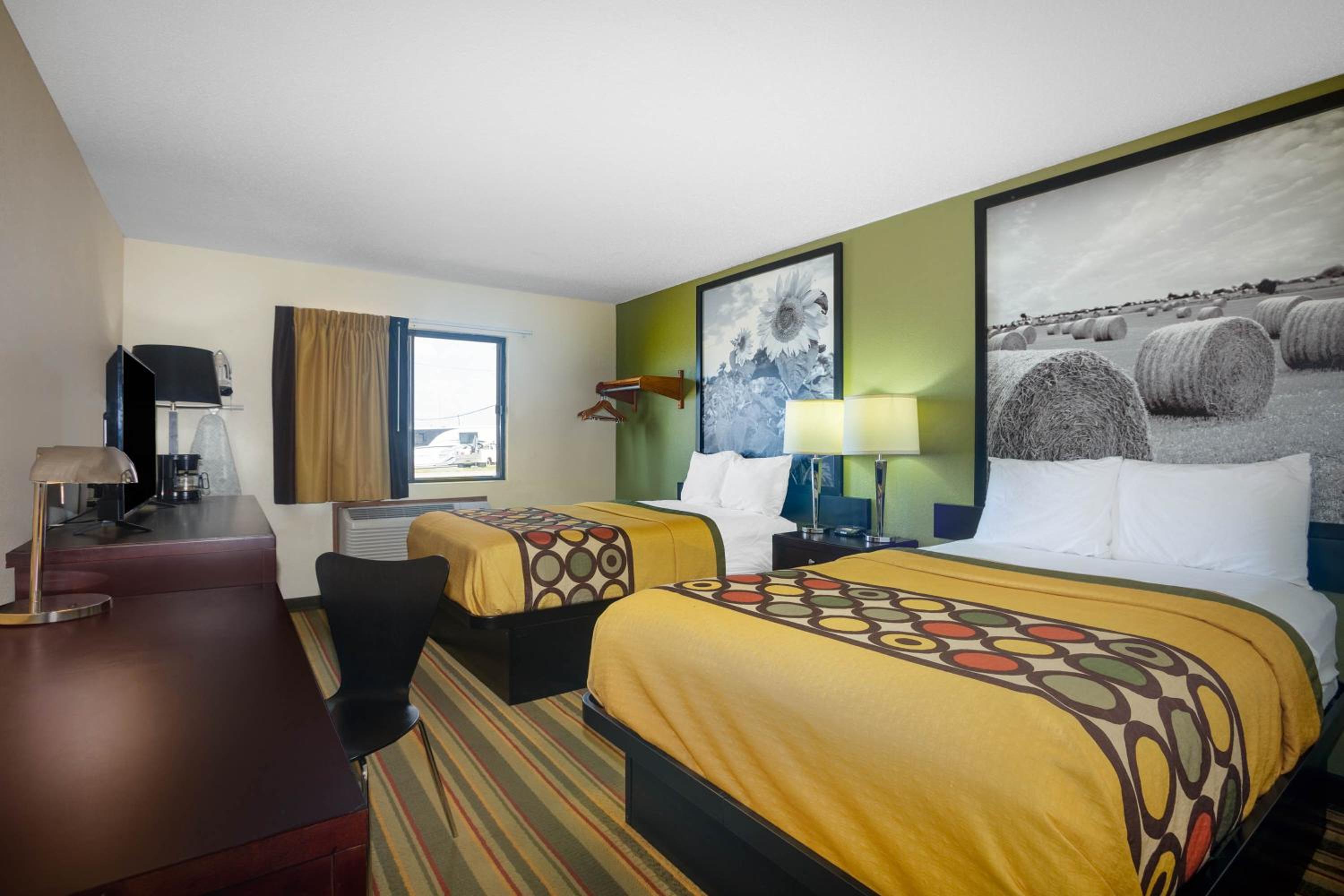 Deluxe Double Room with Two Double Beds - Non-Smoking - Photo 2