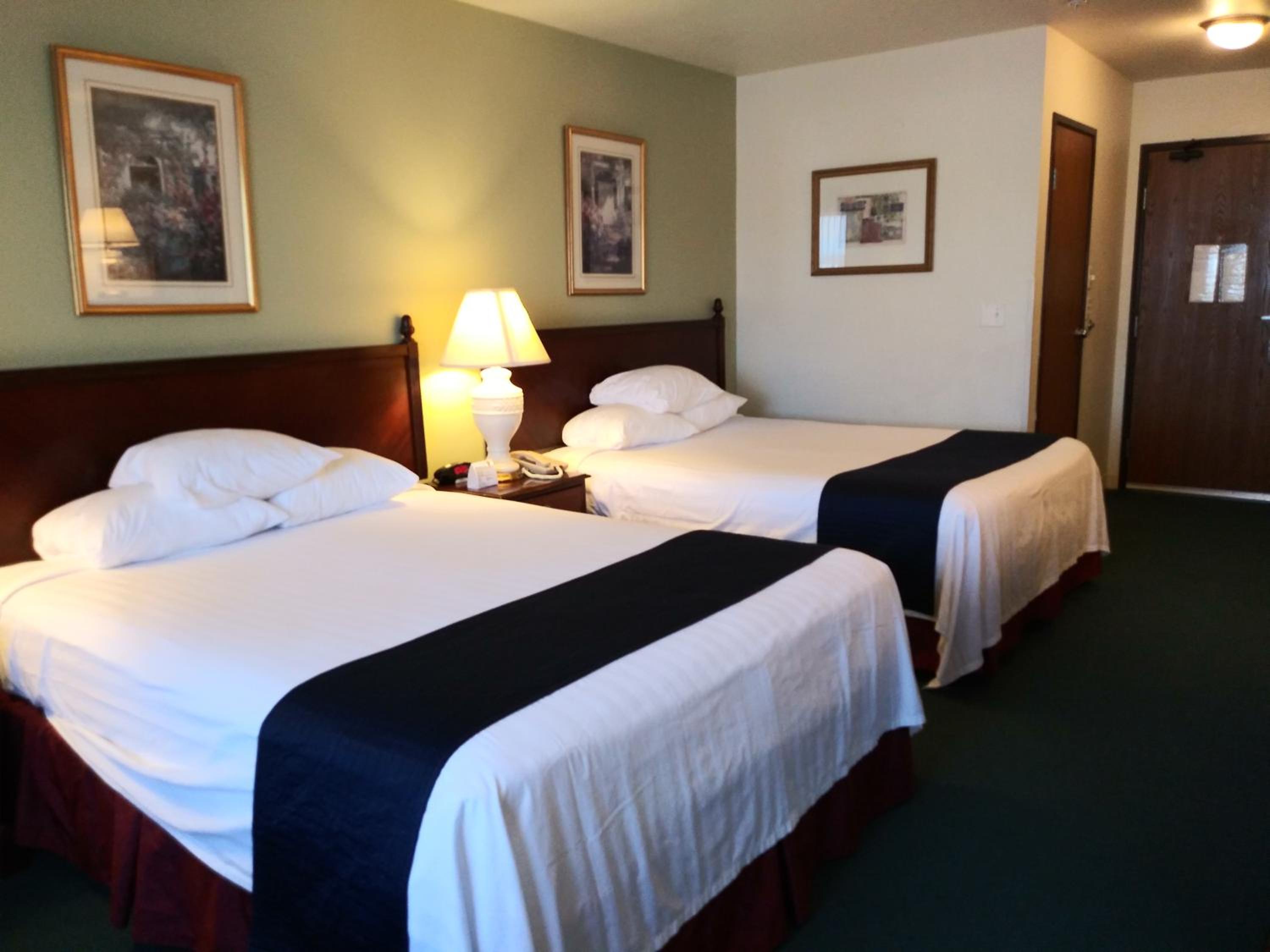 Queen Room with Two Queen Beds - Non-Smoking - Photo 2