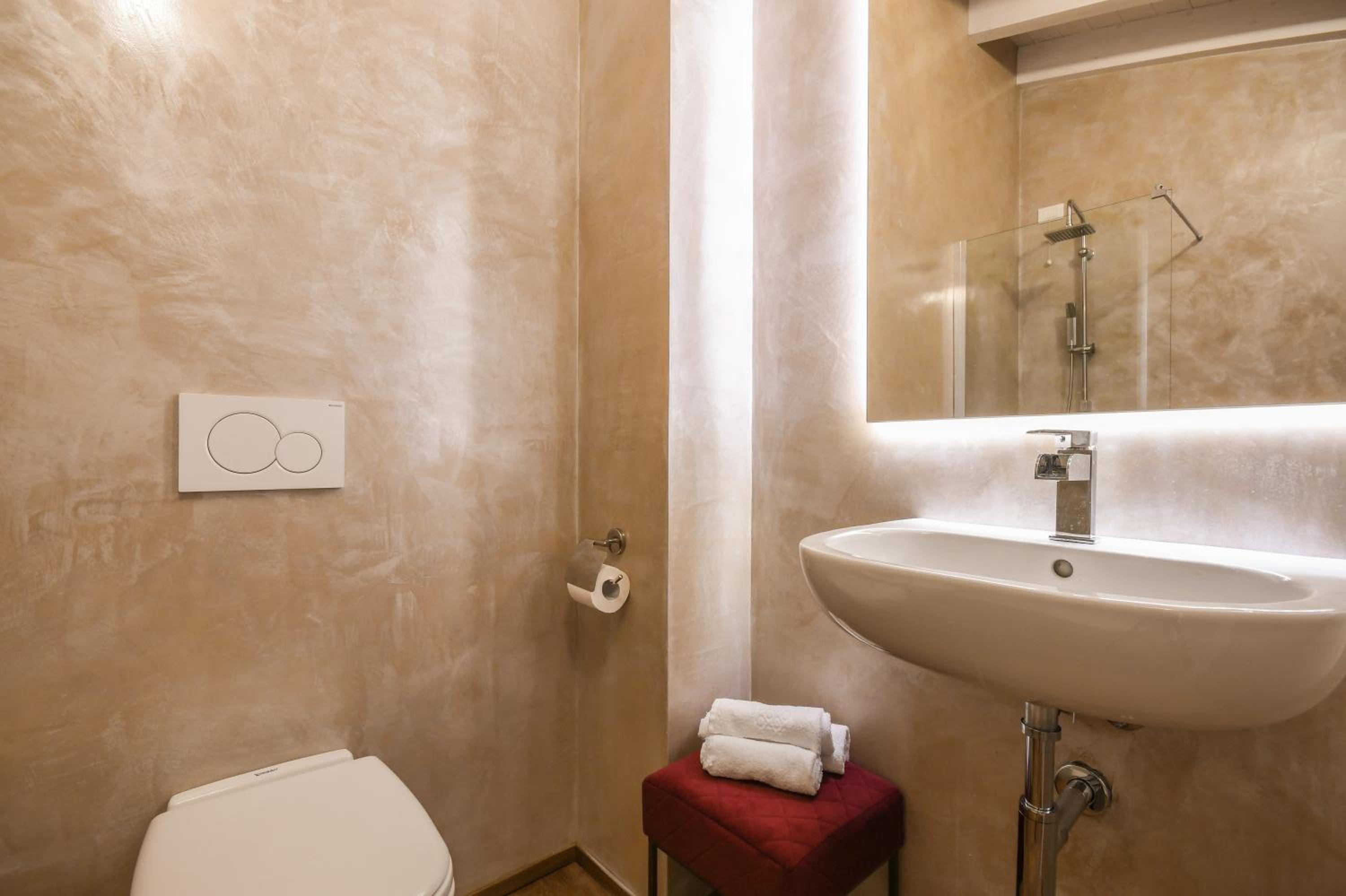 Deluxe Double Room with Side Lake View photo 2