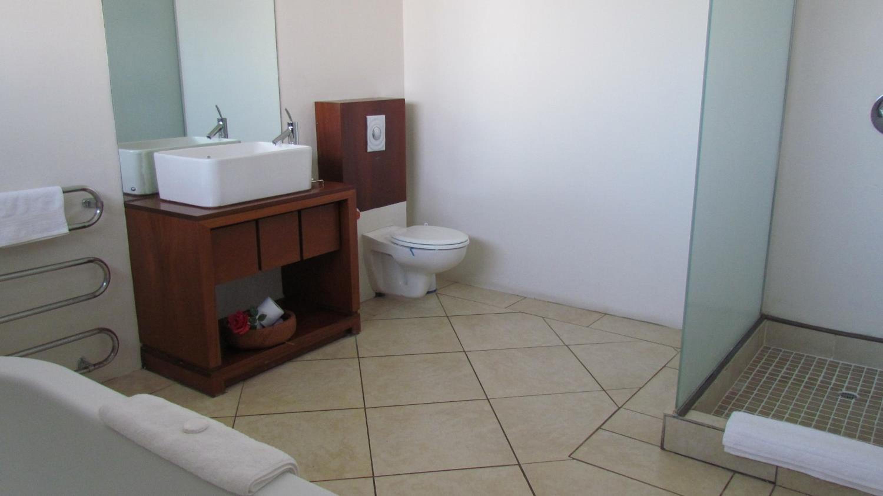 King Room with Balcony - Photo 4