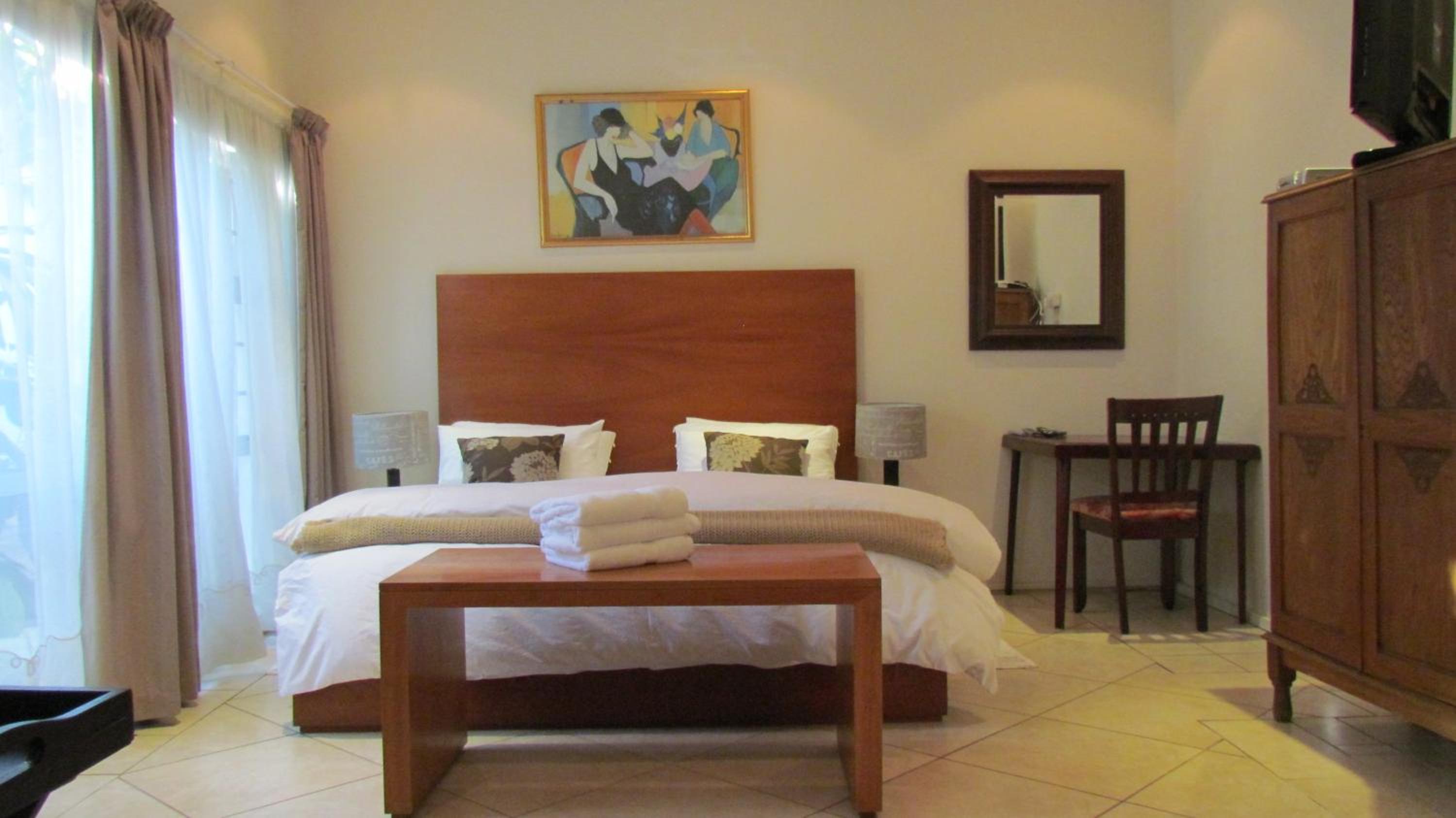 Standard King Room - Photo 9