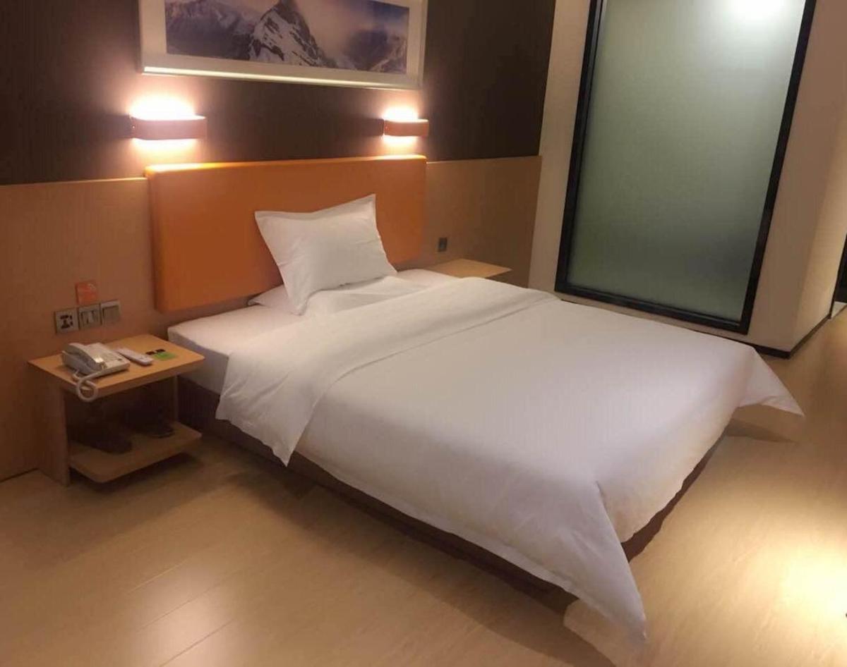 Premium Queen Room photo 2