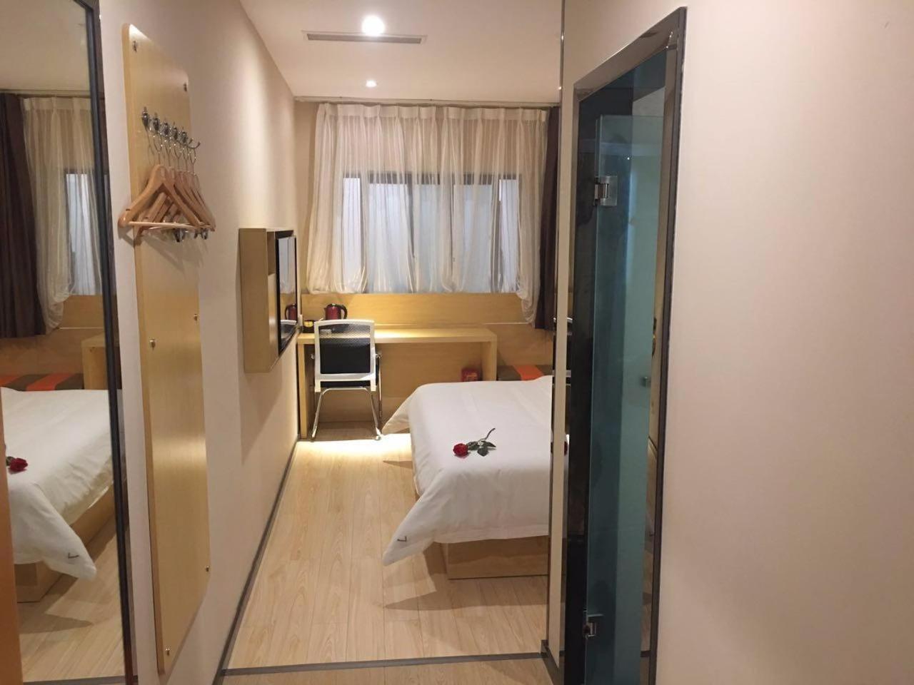 Premium Queen Room photo 3