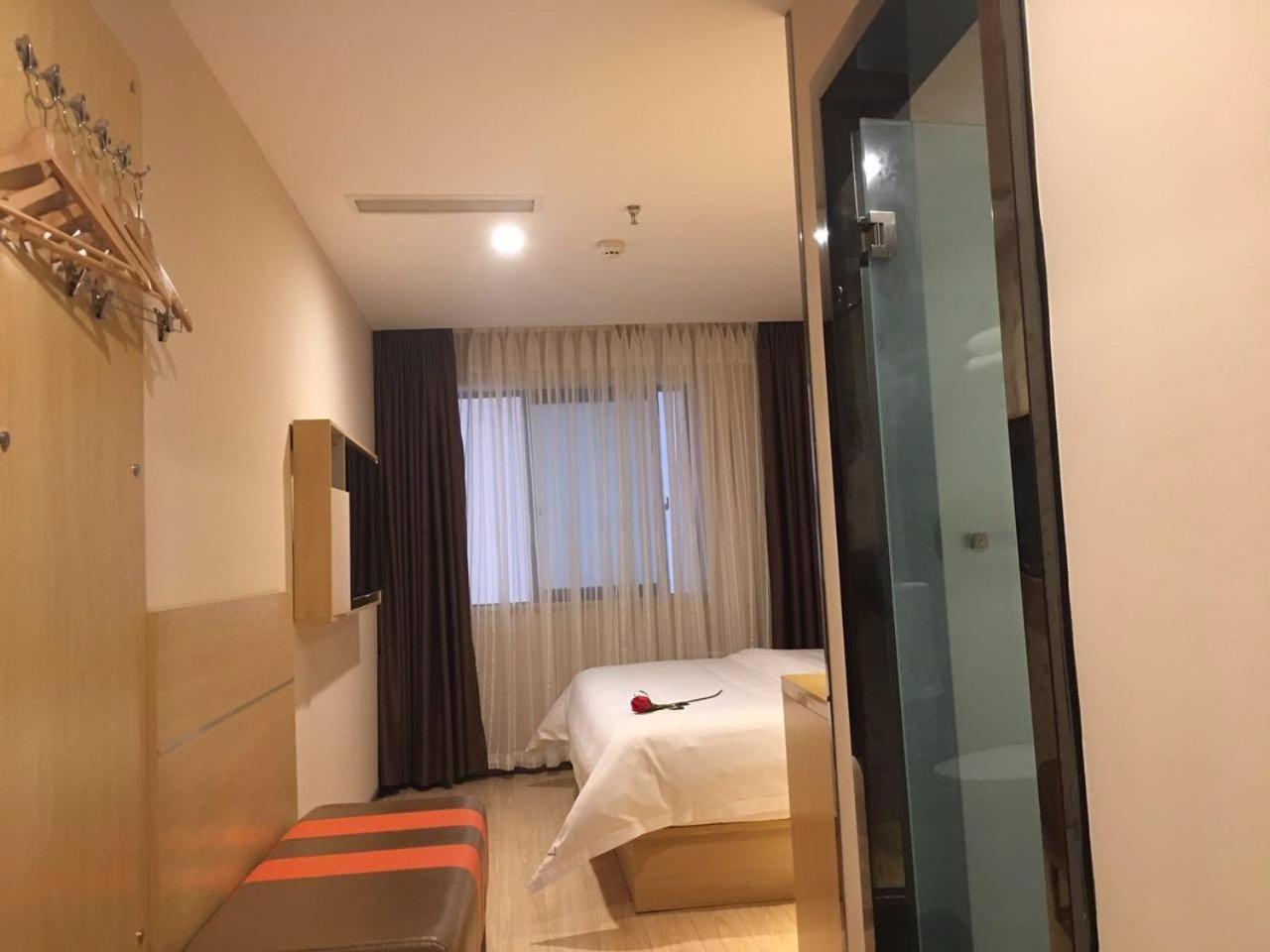 Premium Queen Room photo 2