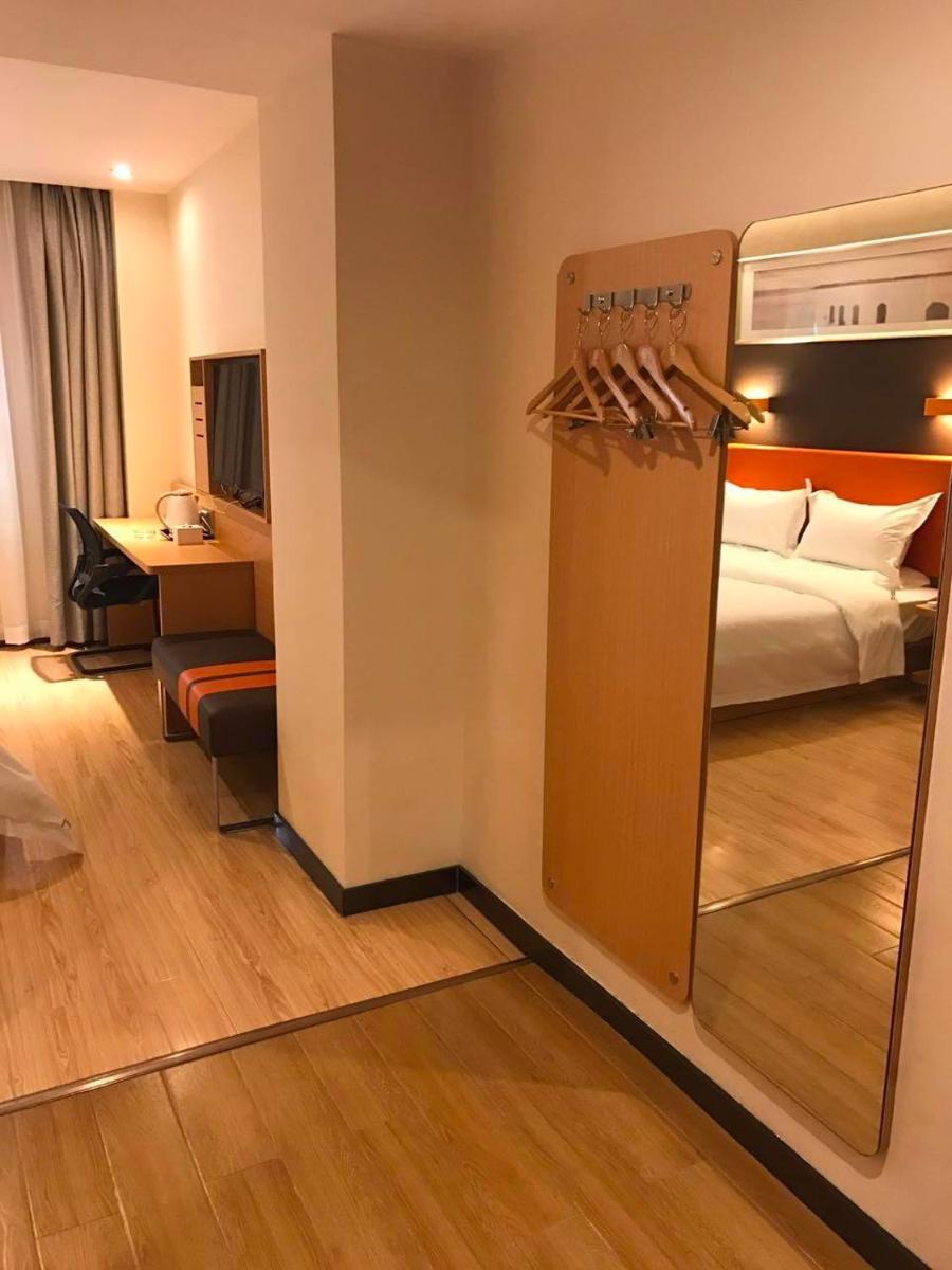 Premium Queen Room photo 2