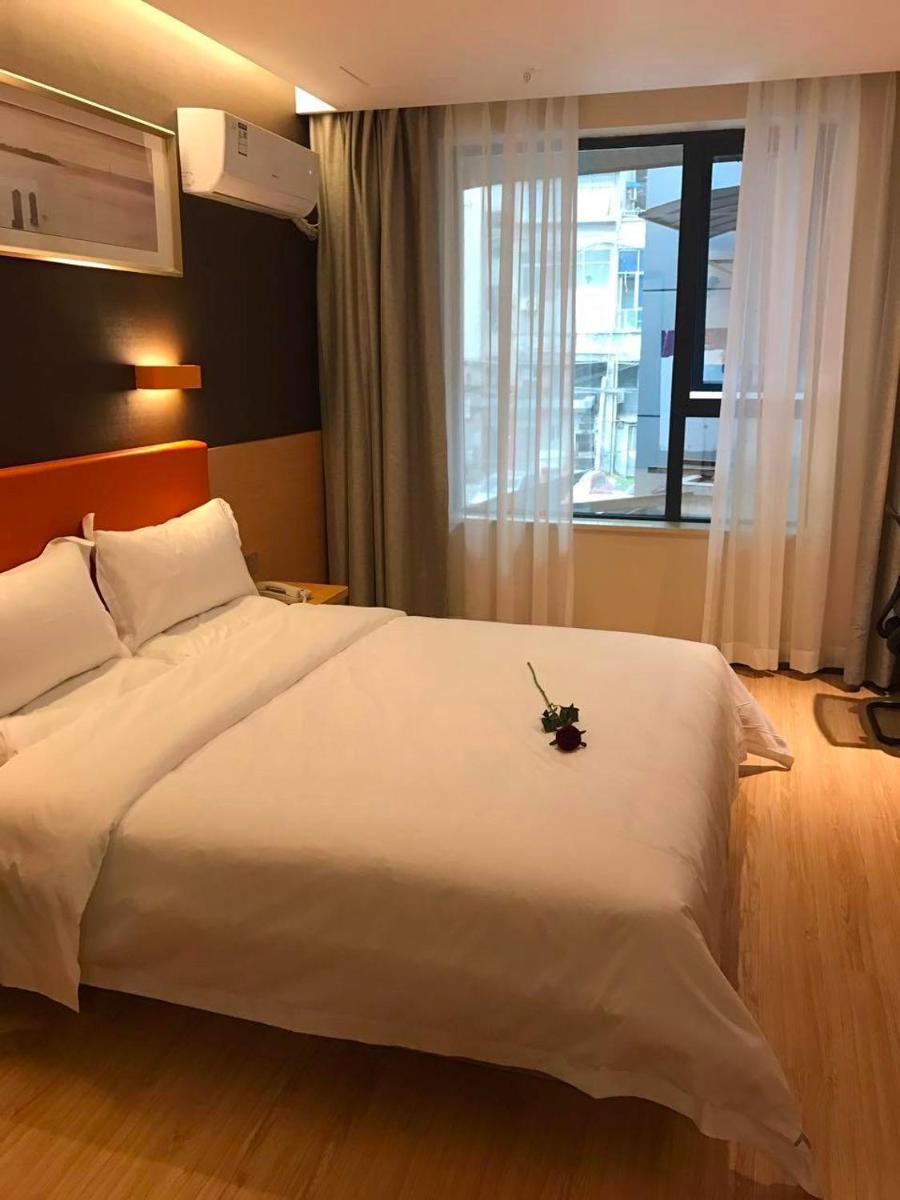 Premium Queen Room photo 1