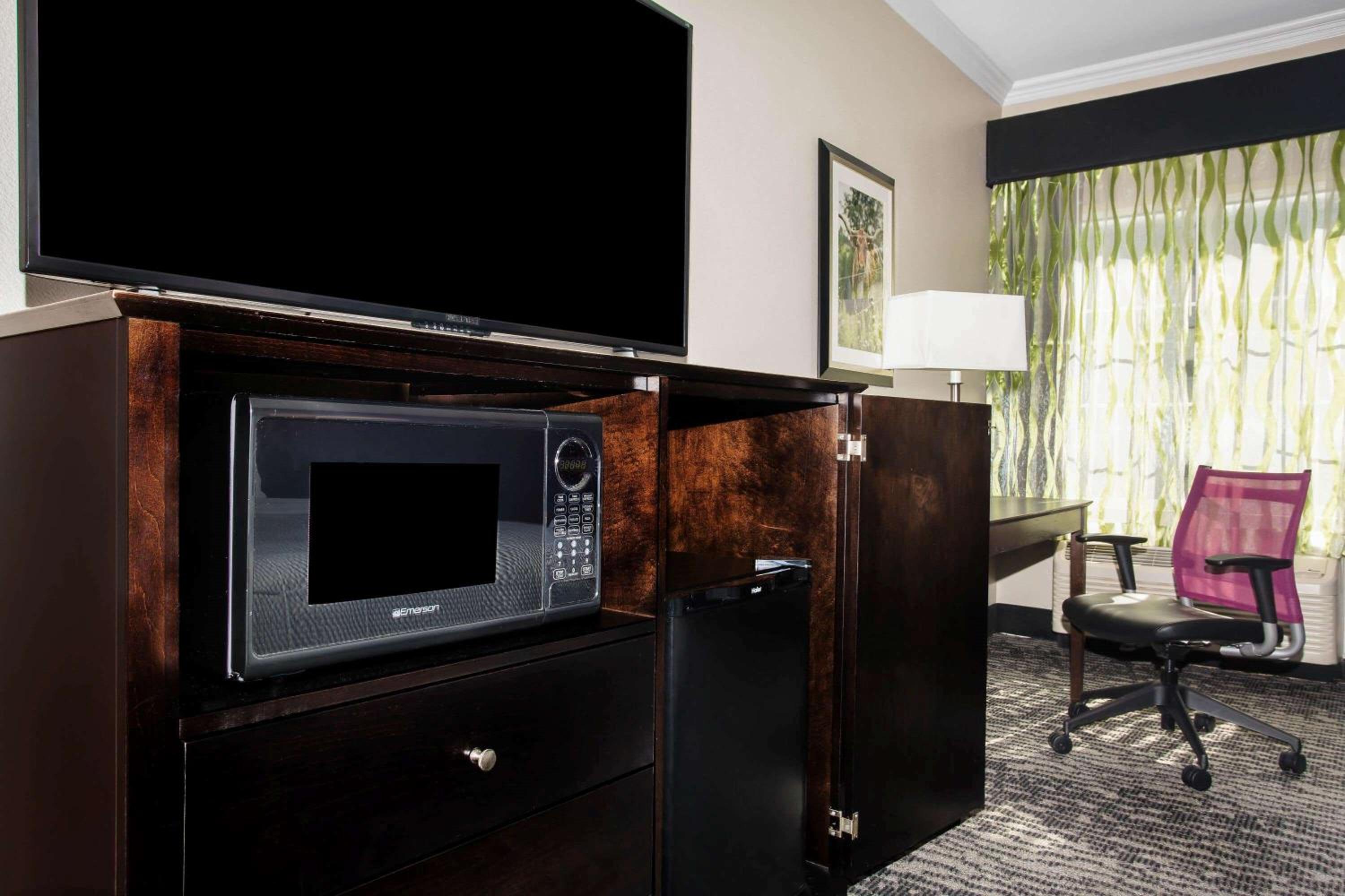King Room with Roll-In Shower - Mobility/Hearing Accessible - Non-Smoking - Photo 5