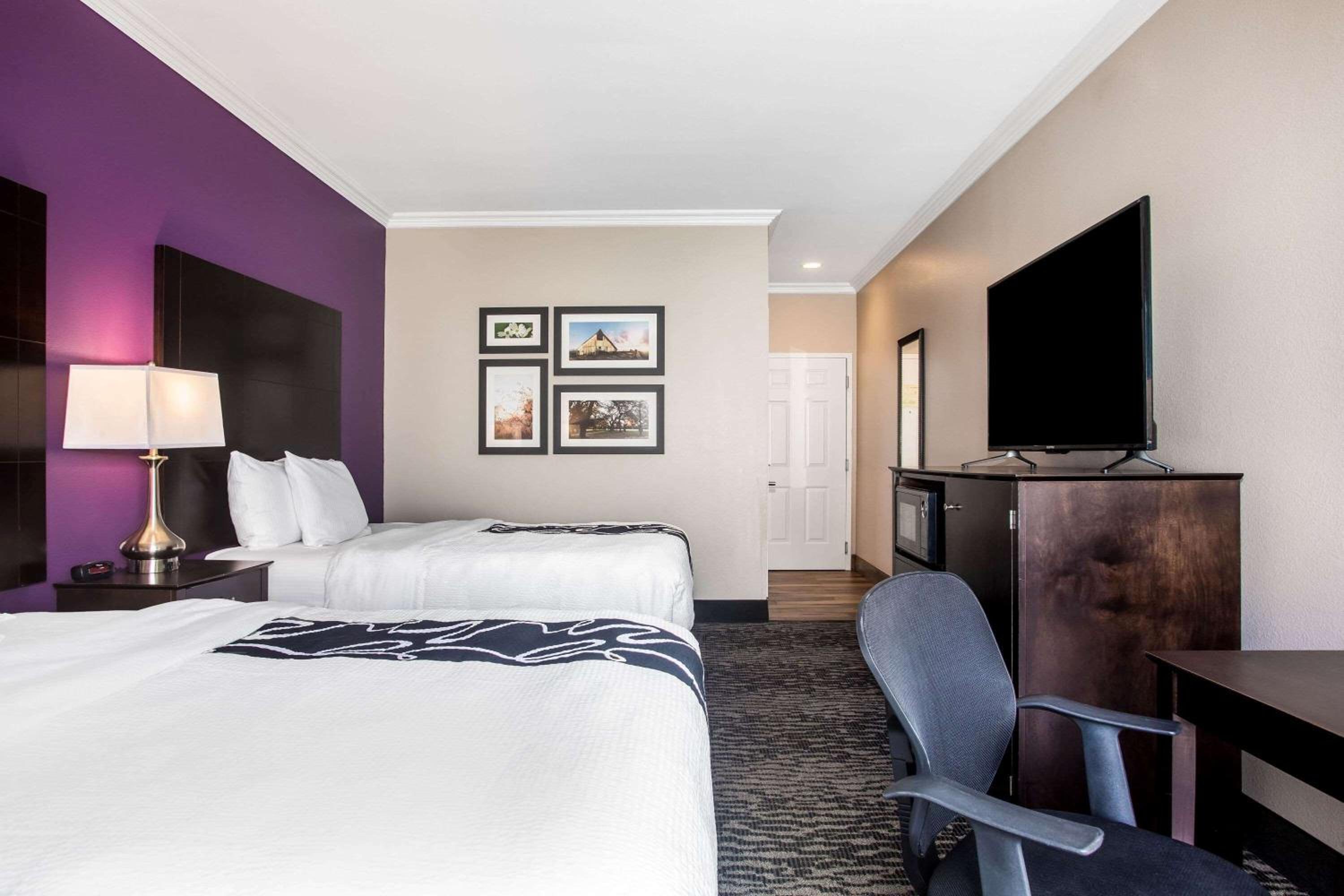 Deluxe Queen Room with Two Queen Beds - Photo 4
