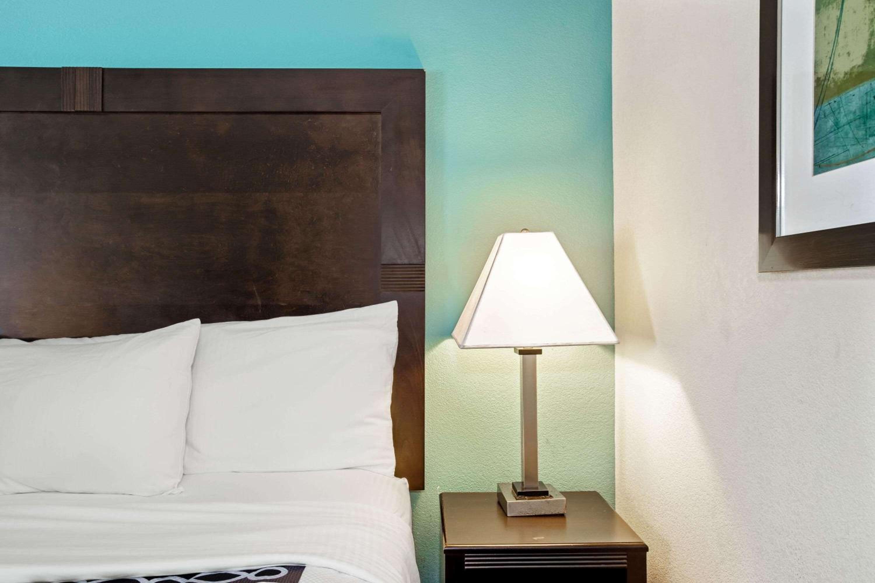 Deluxe Queen Room with Two Queen Beds - Photo 5