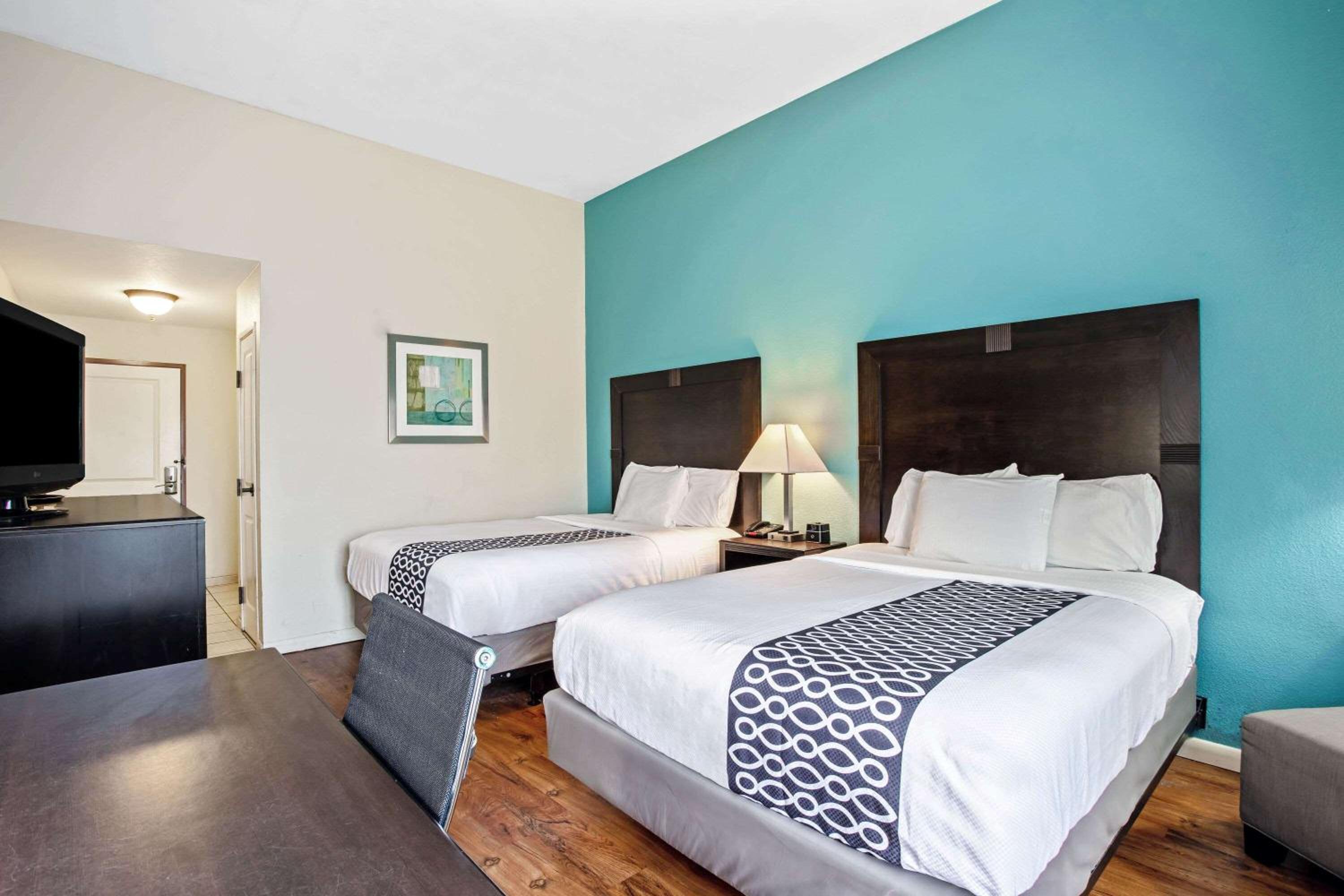 Deluxe Queen Room with Two Queen Beds - Photo 3