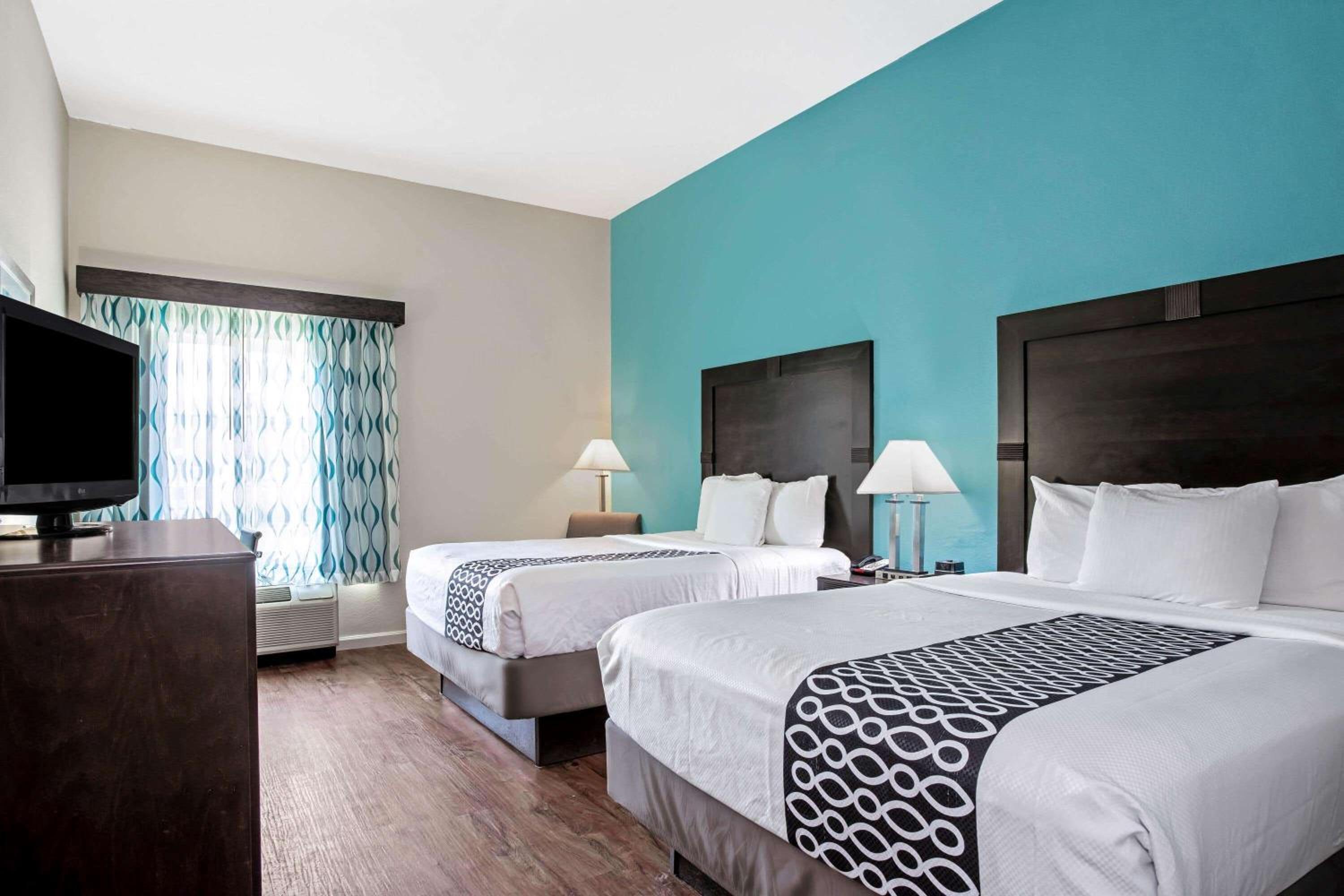 Deluxe Queen Room with Two Queen Beds - Photo 6