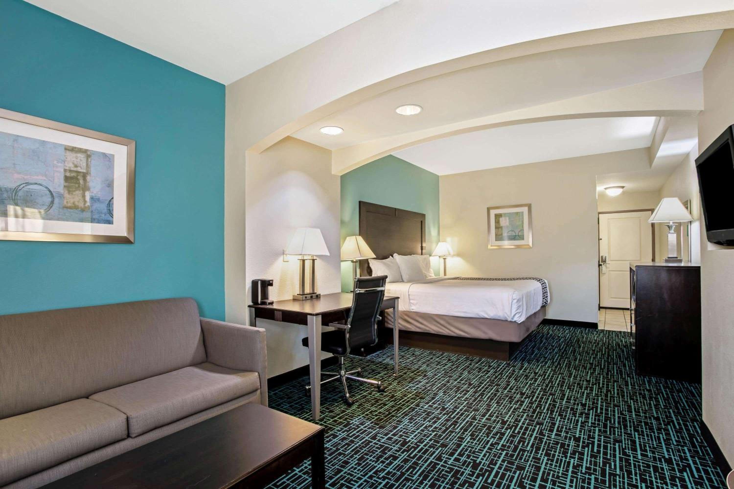 One-Bedroom King Suite - Non-Smoking - Photo 3