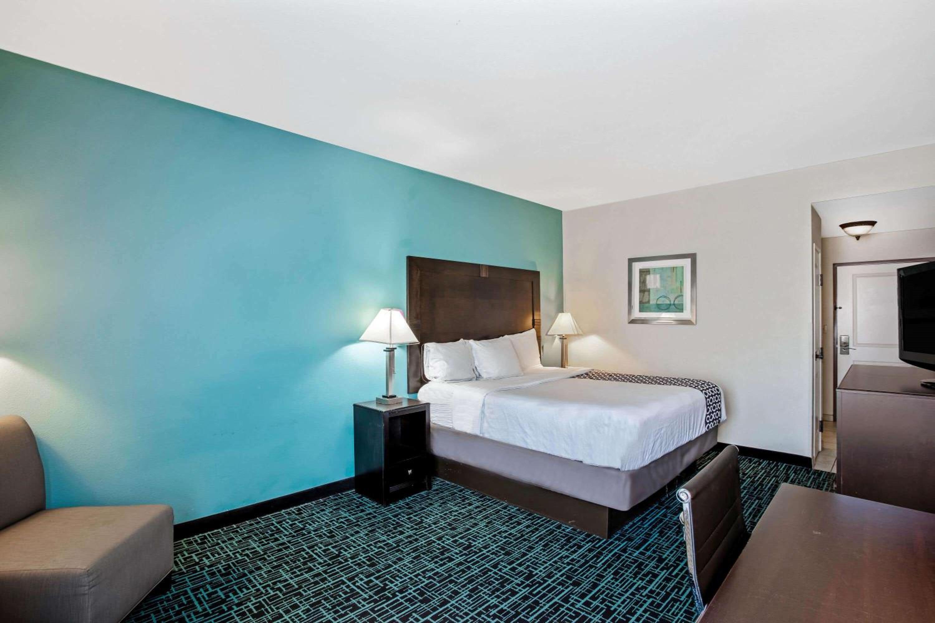 Deluxe King Room - Photo 4