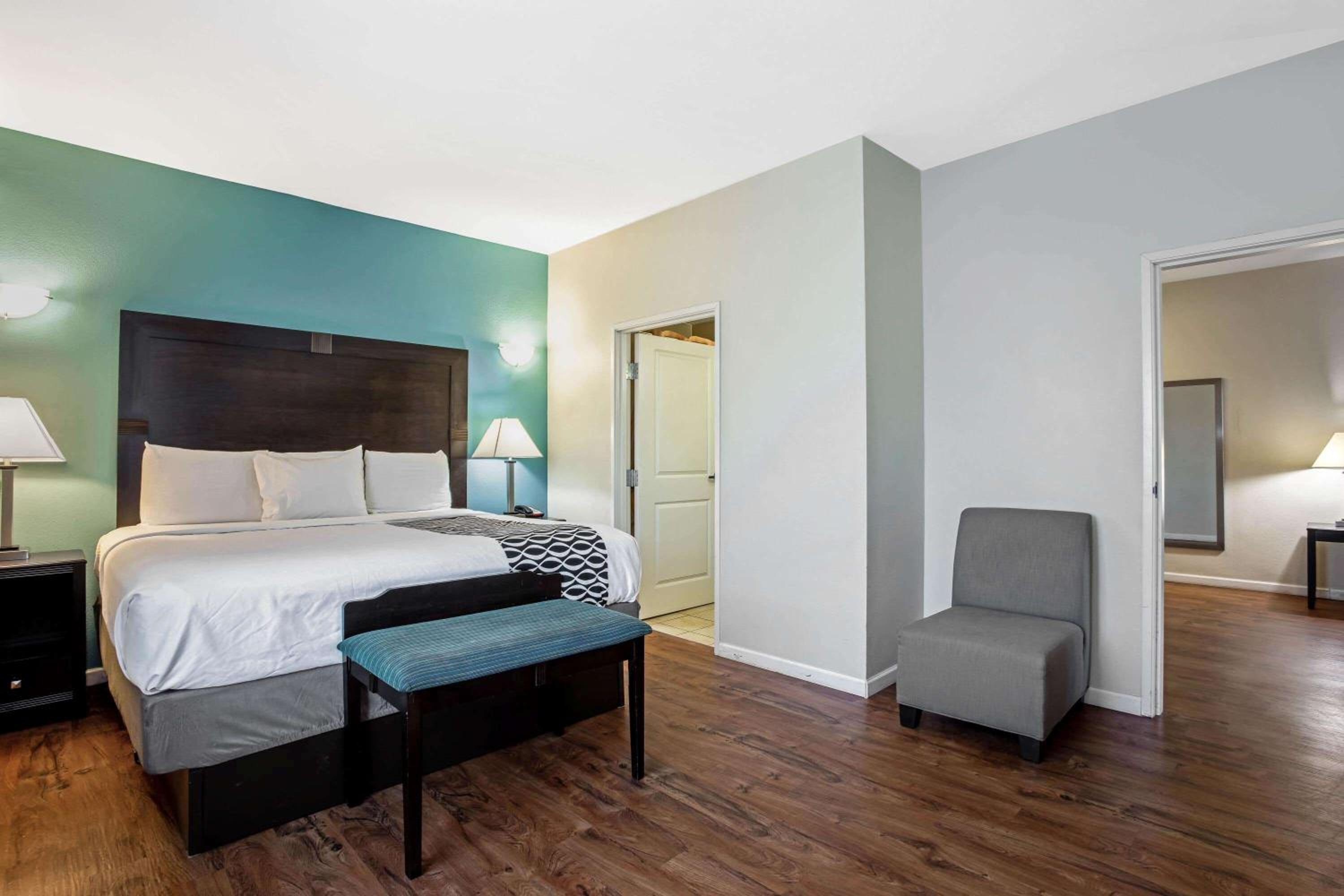 One-Bedroom King Suite - Non-Smoking - Photo 4