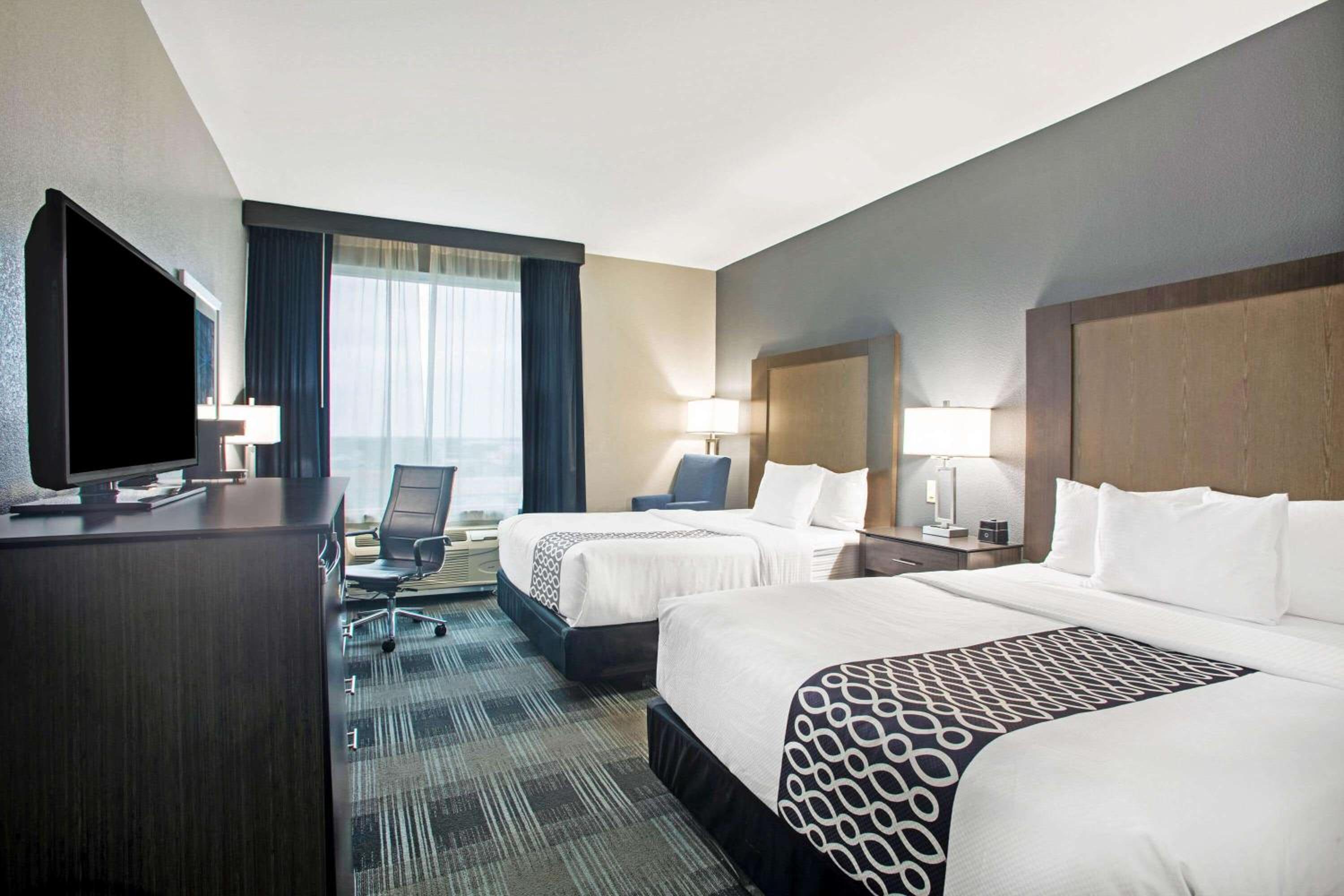Queen Room with Two Queen Beds and Bath Tub - Mobility Accessible/Non-Smoking photo 2