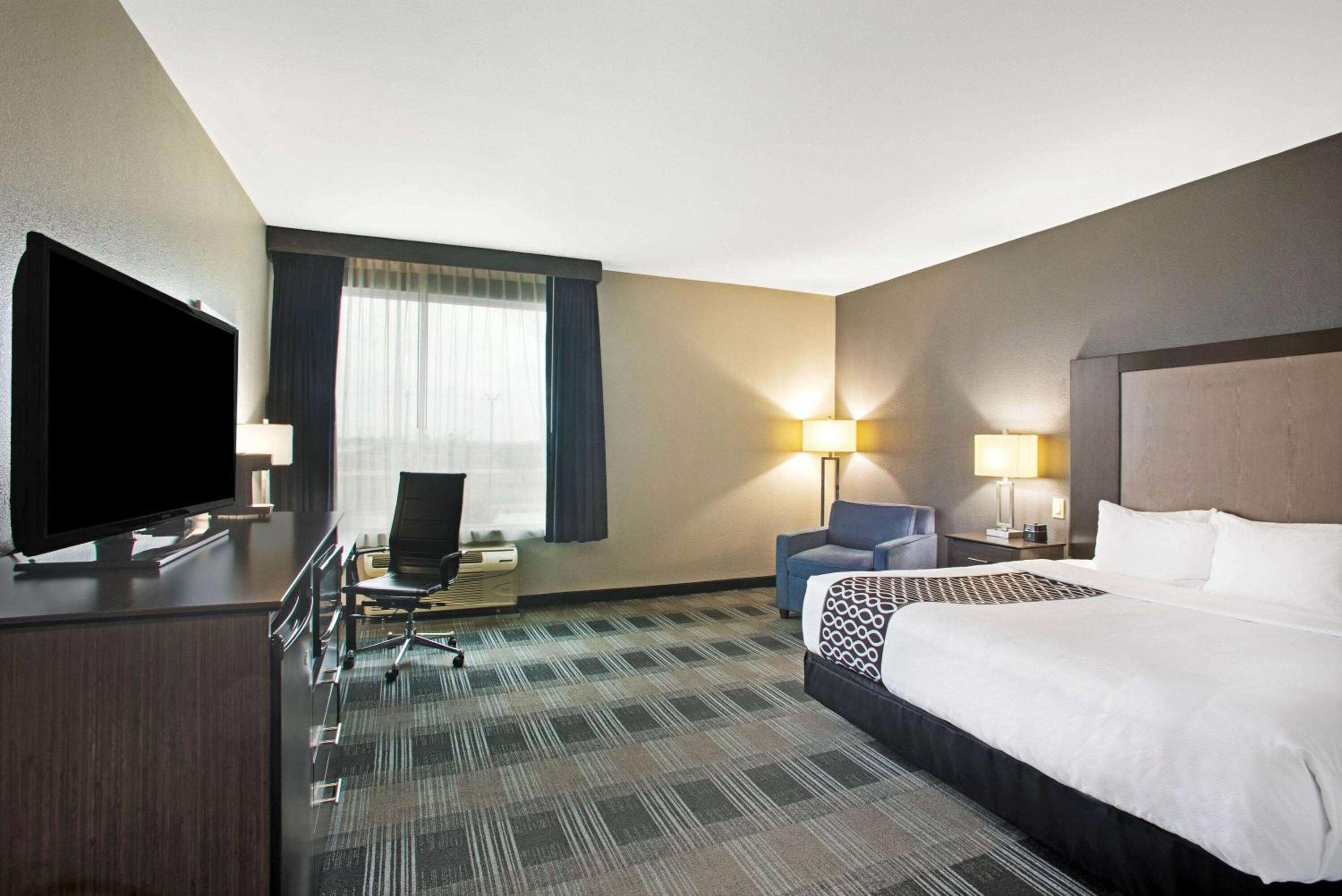 1 King Bed, Deluxe Mobility Accessible Room, Bathtub w/ Grab Bars, Non-Smoking photo 1