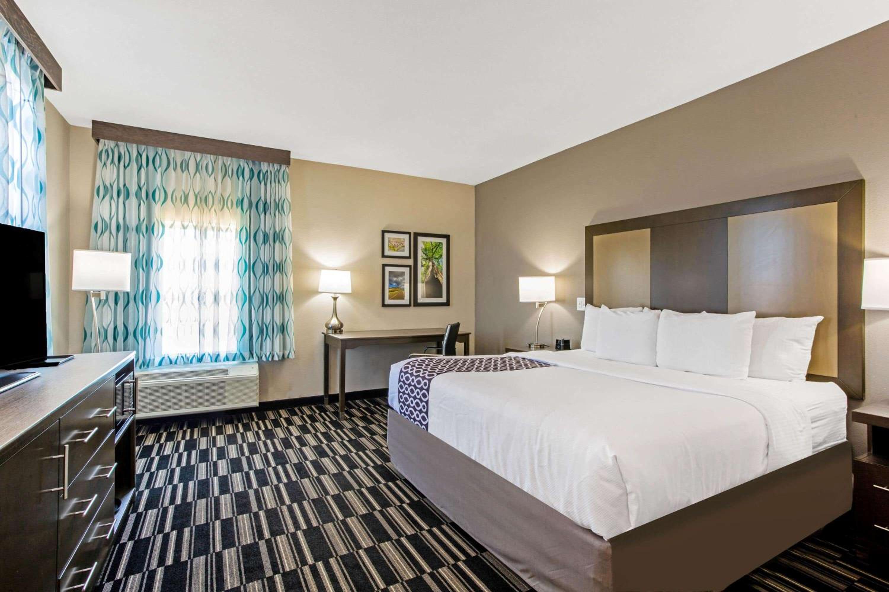 King Room with Roll-In Shower - Mobility/Hearing Accessible - Non-Smoking photo 2