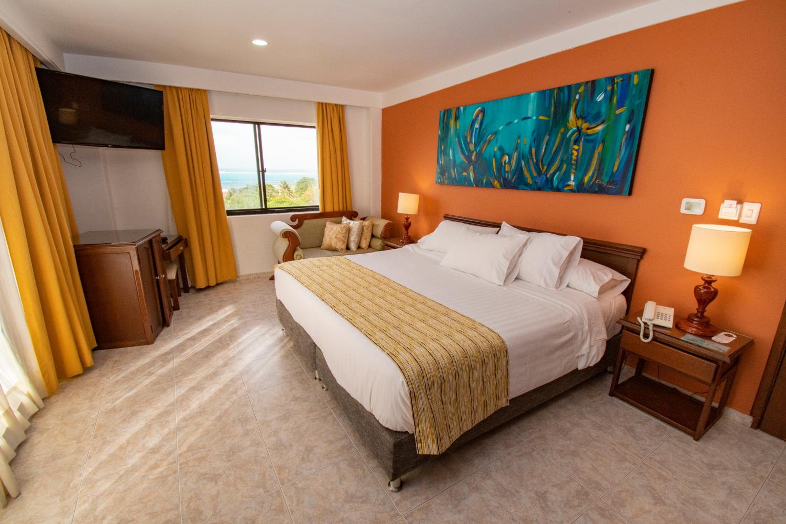 Junior Suite with Balcony - Photo 2