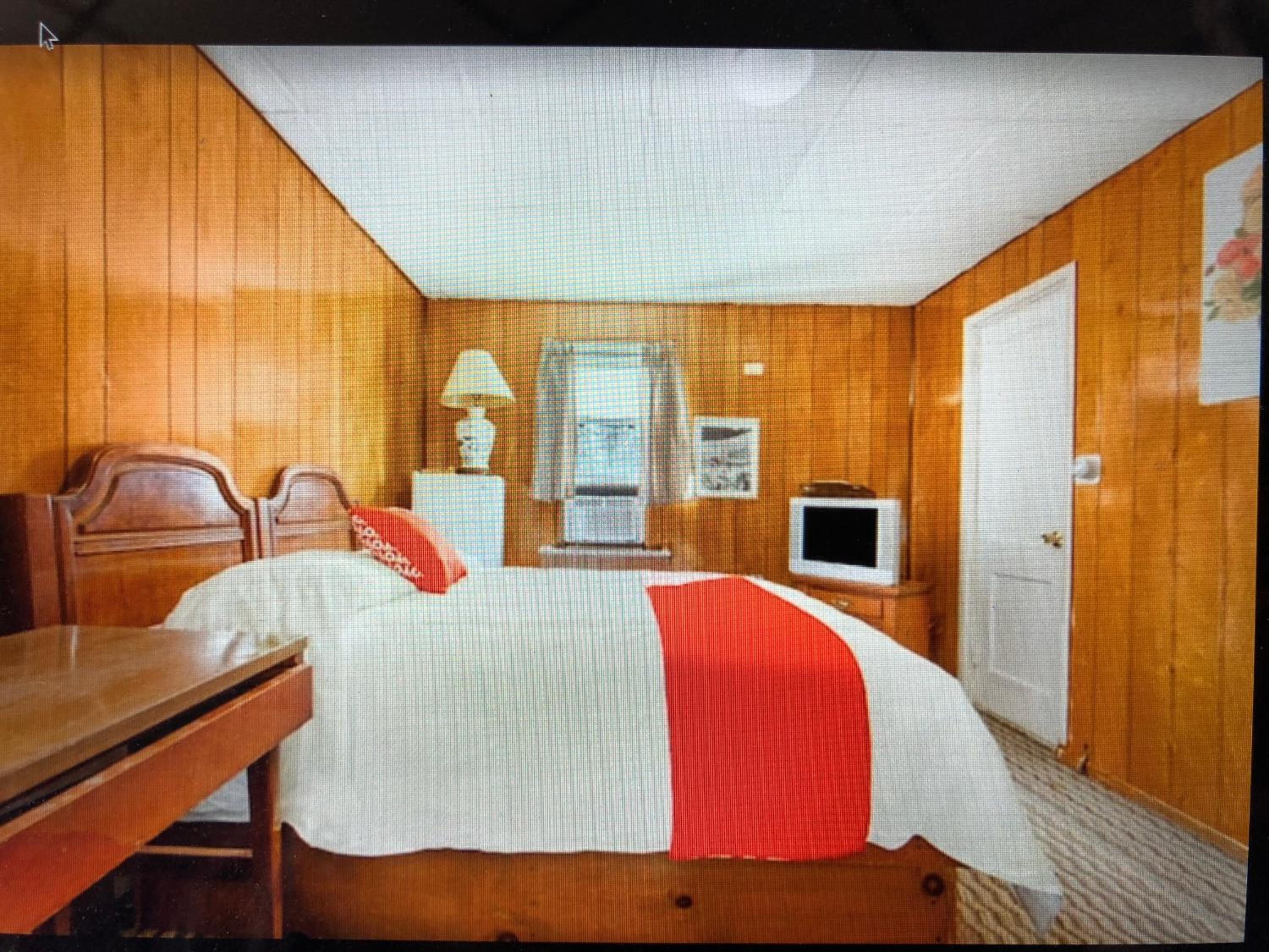 Single Room with Bath photo 1