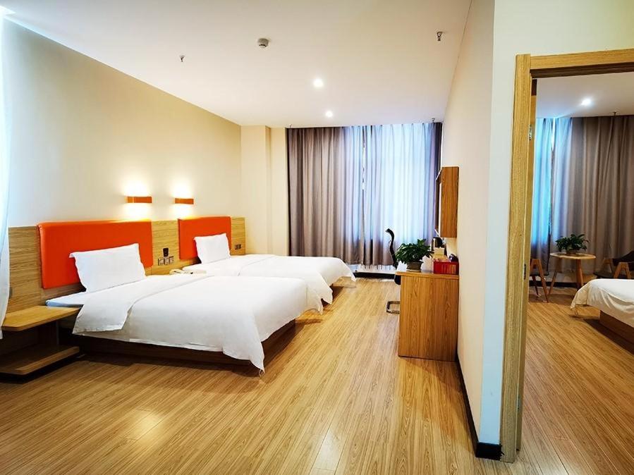 Deluxe King Suite photo 3